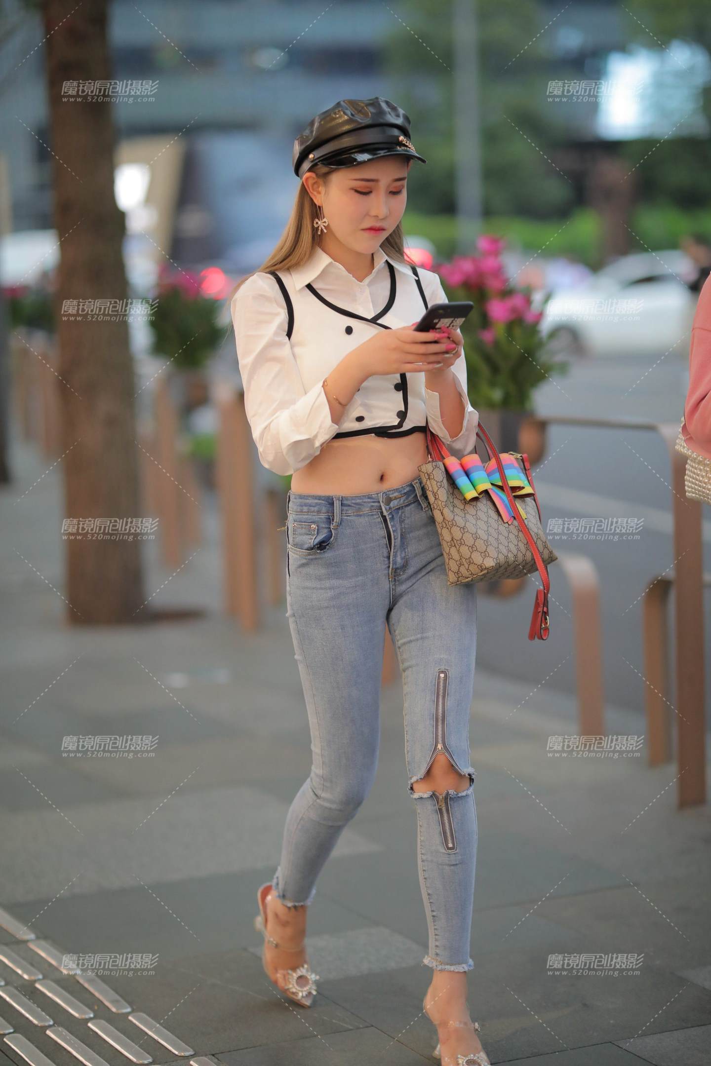 图片[1]-紧身牛仔小蛮腰-街拍流行馆
