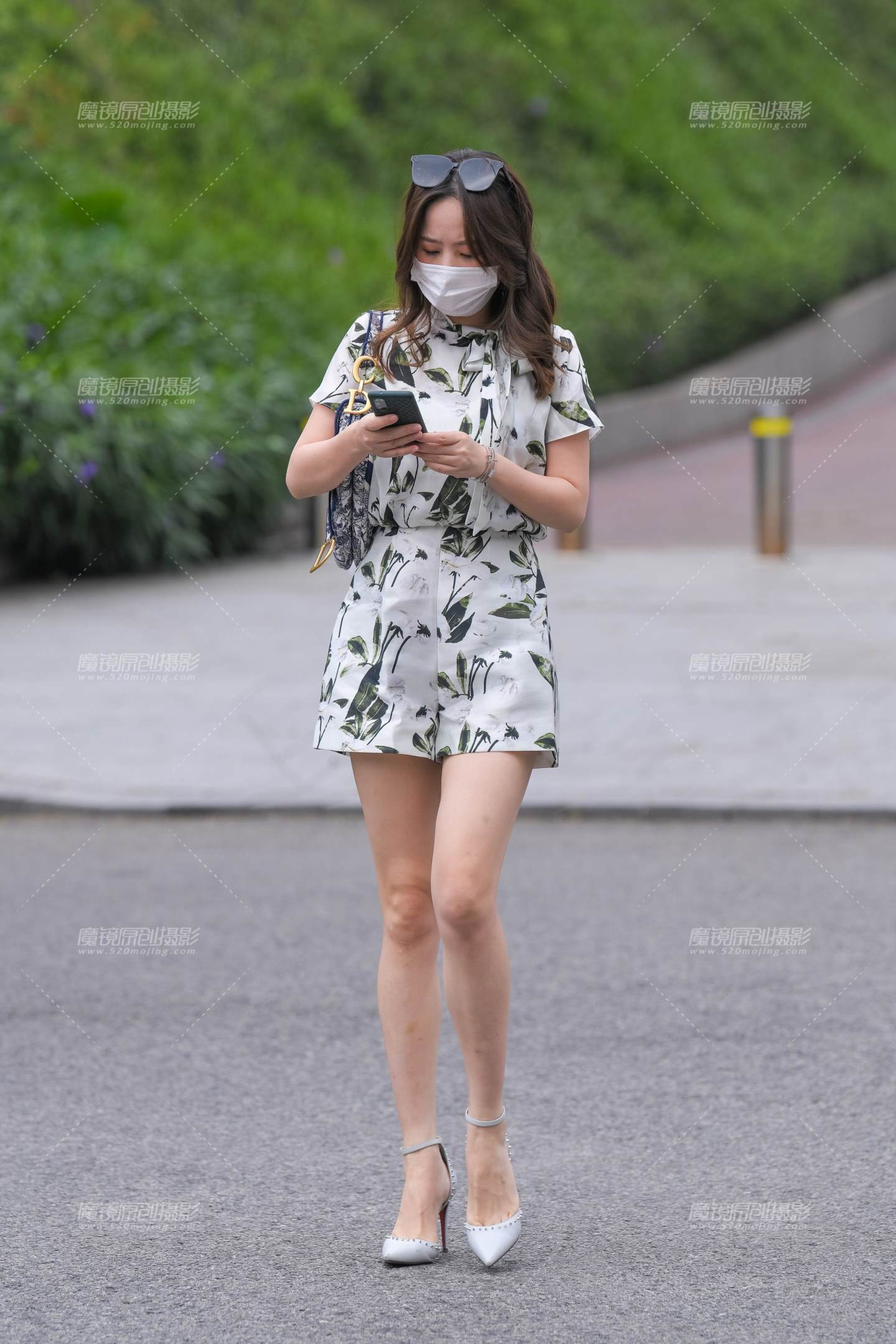 图片[1]-白绿花短裙凉高跟-街拍流行馆