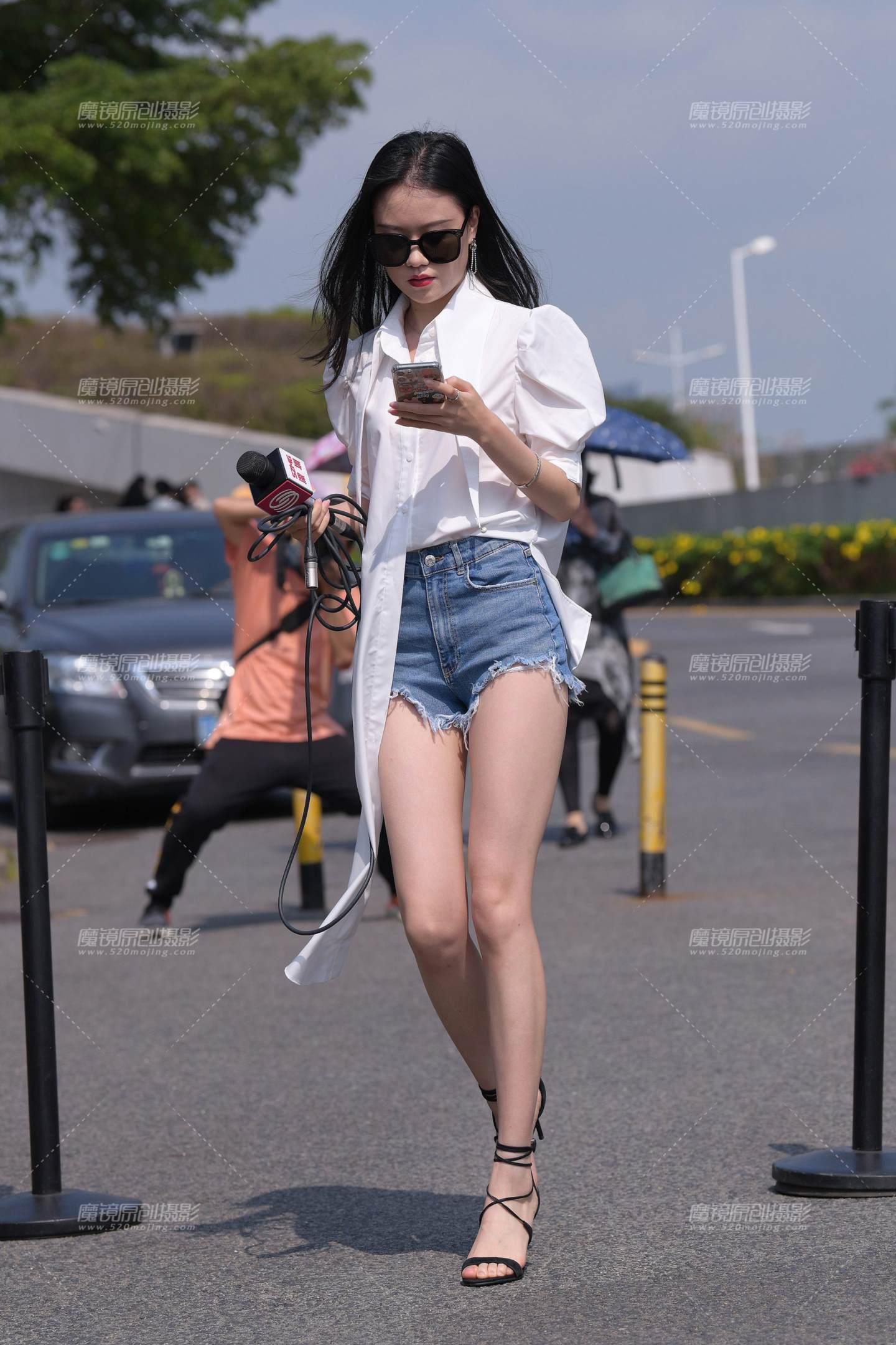 图片[1]-热裤小姐姐，这双美腿太迷人了~-街拍流行馆