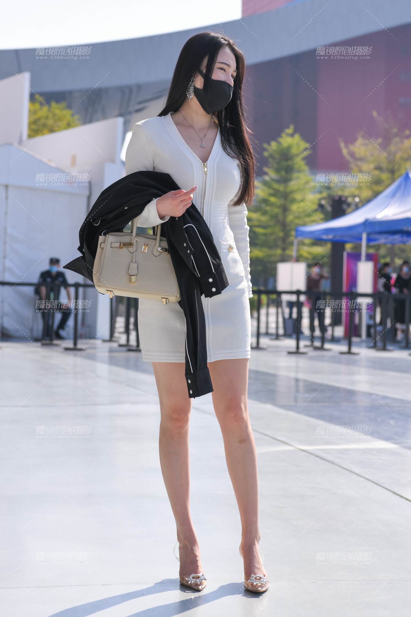 图片[1]-白裙高跟鞋美女-街拍流行馆