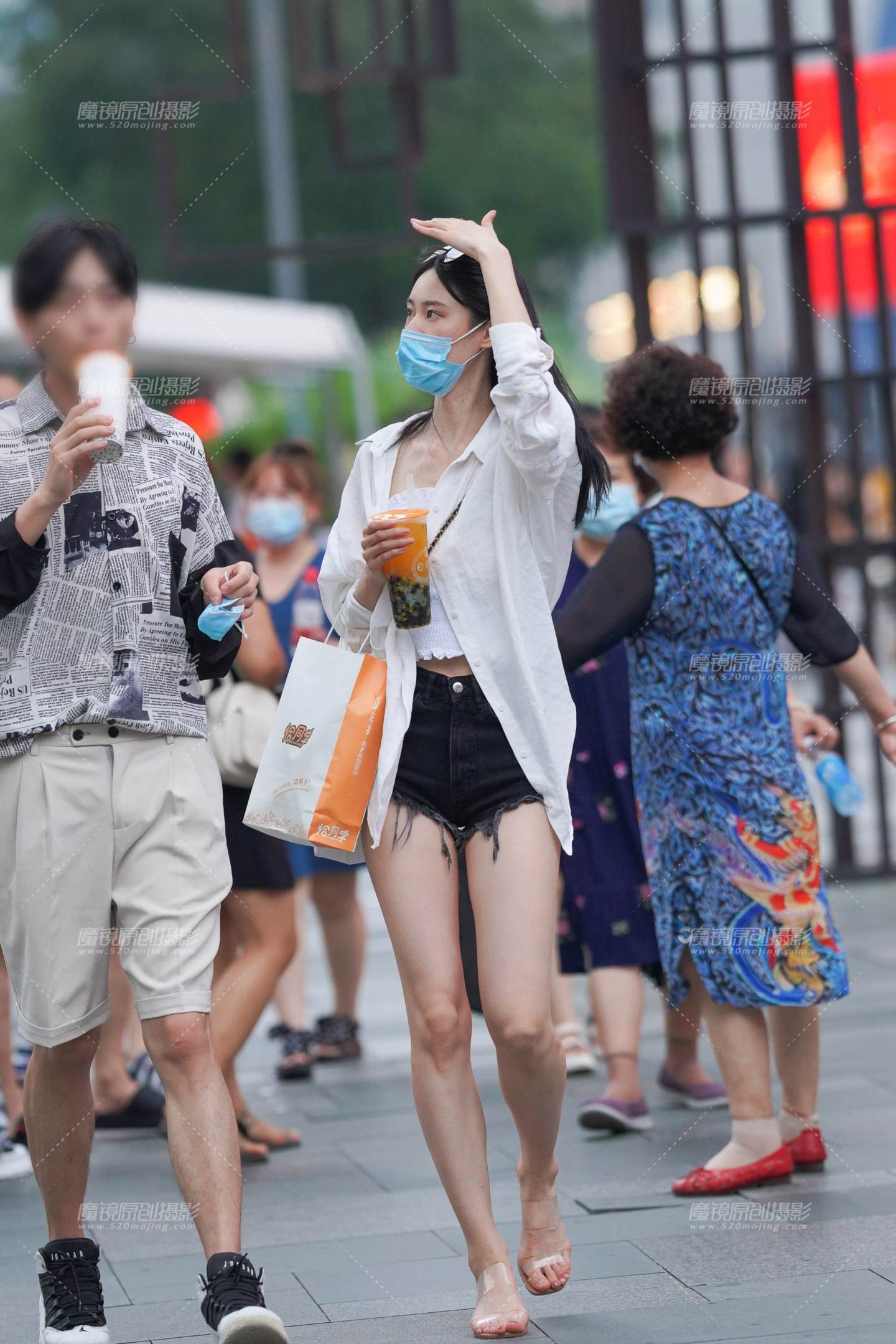 图片[1]-很久没遇到这样的热裤美腿了-街拍流行馆