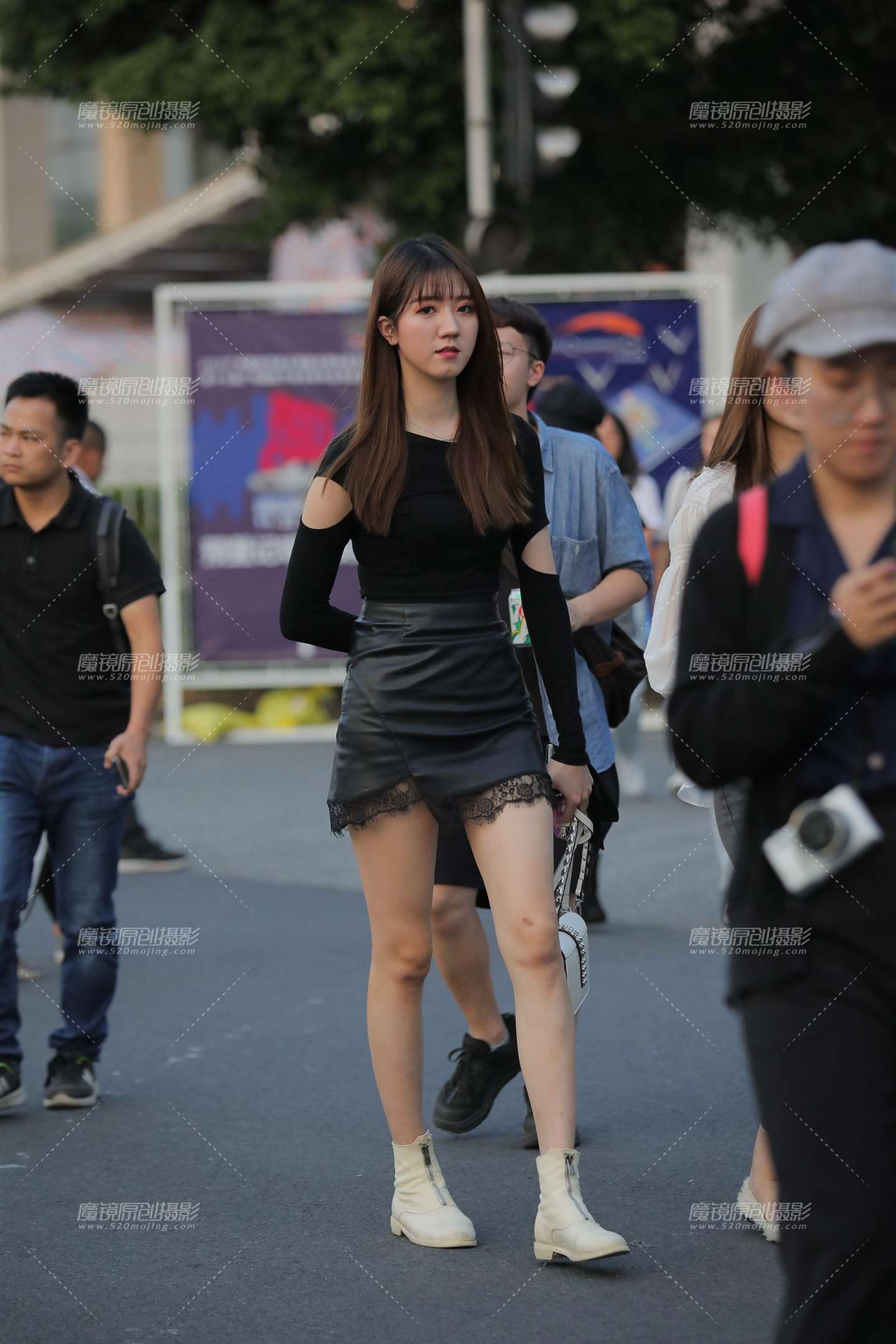 图片[1]-漂亮皮裙美女-街拍流行馆