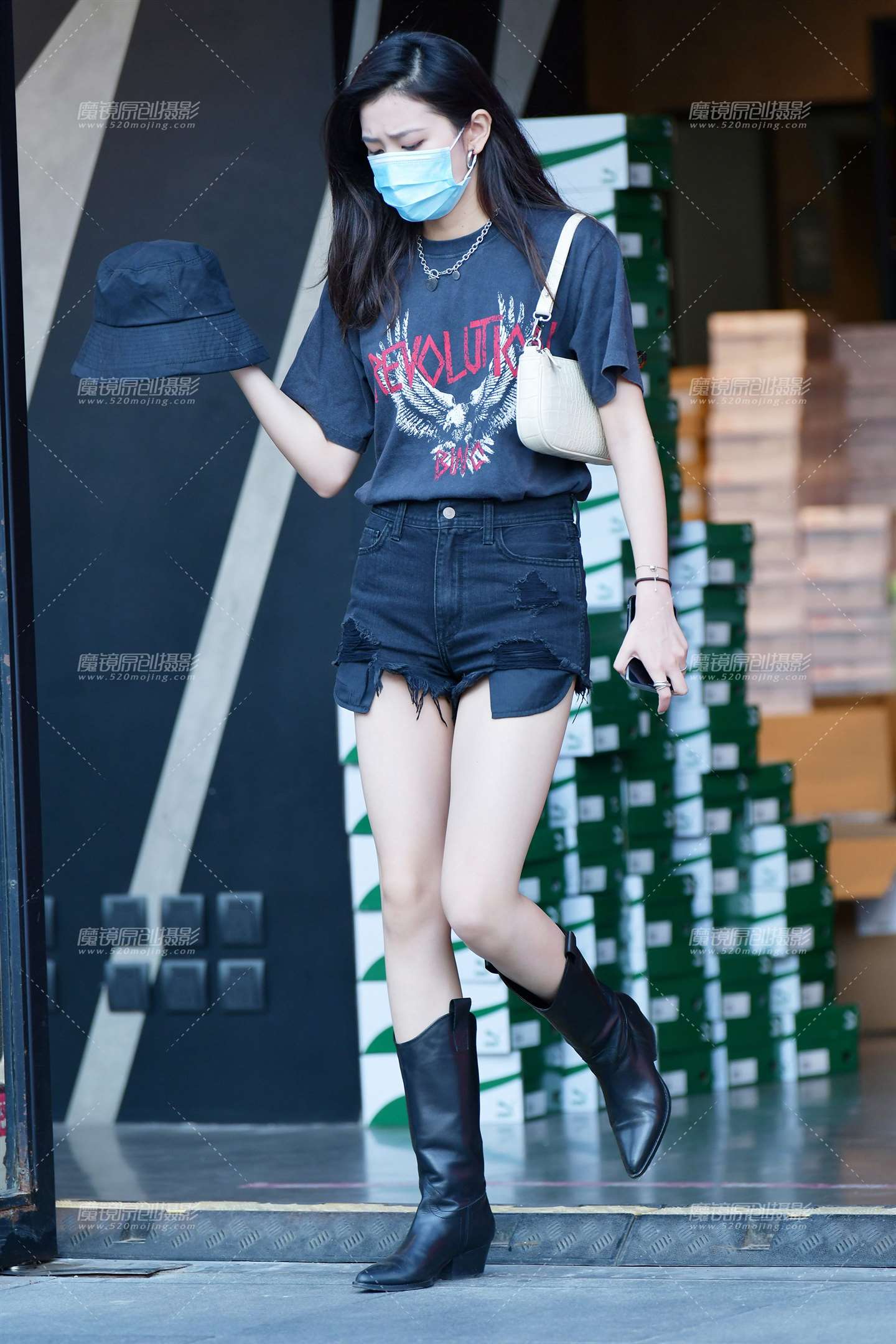 图片[1]-高挑热裤美女-街拍流行馆