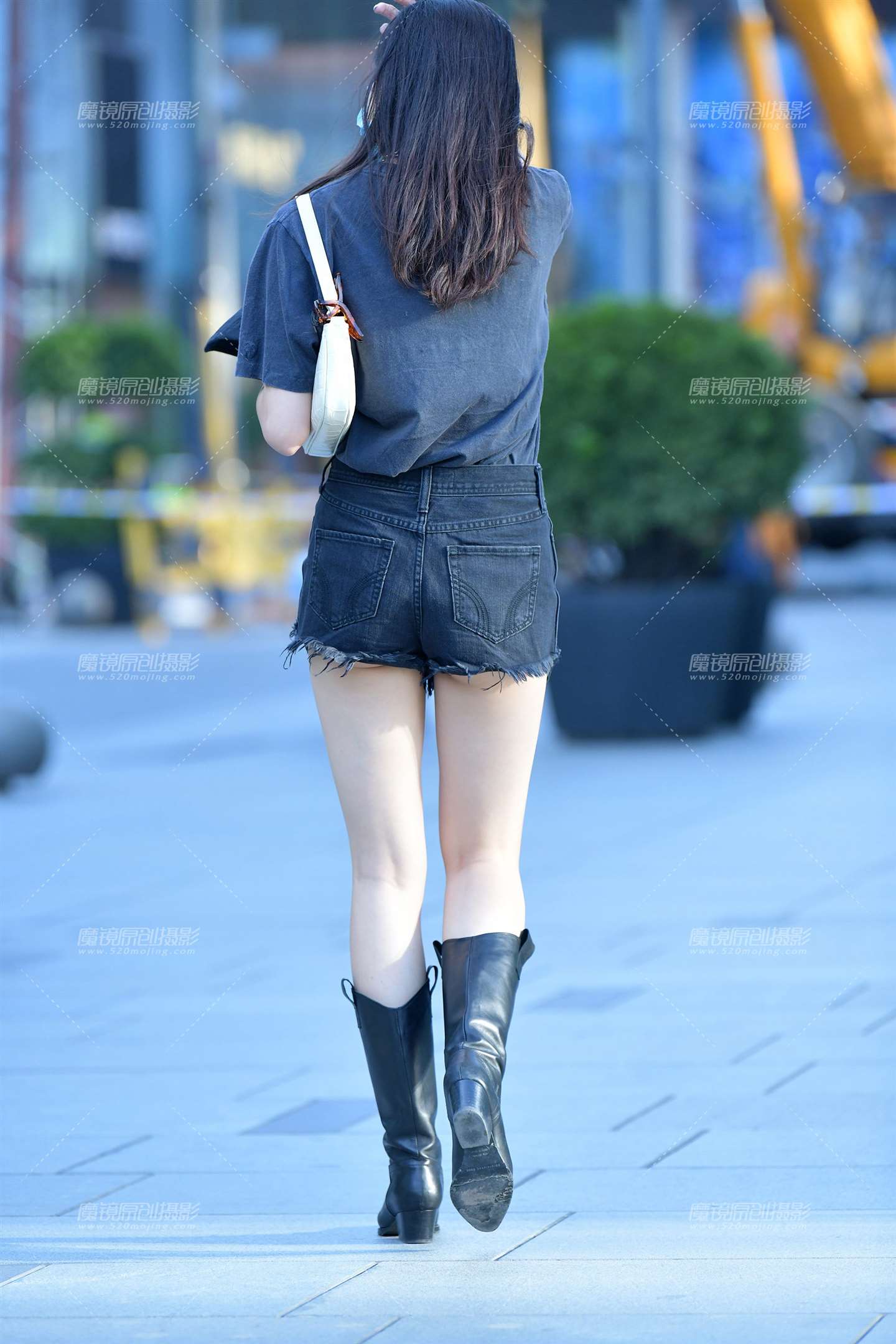 图片[2]-高挑热裤美女-街拍流行馆