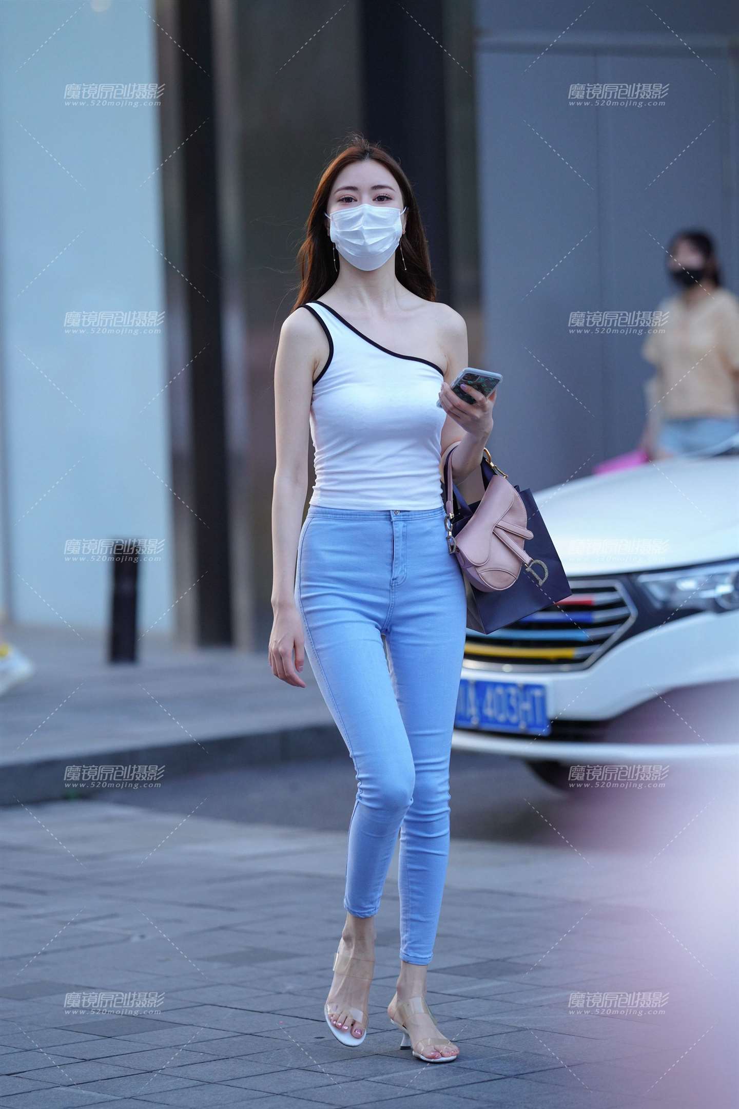 图片[1]-牛仔长腿 身材真好-街拍流行馆