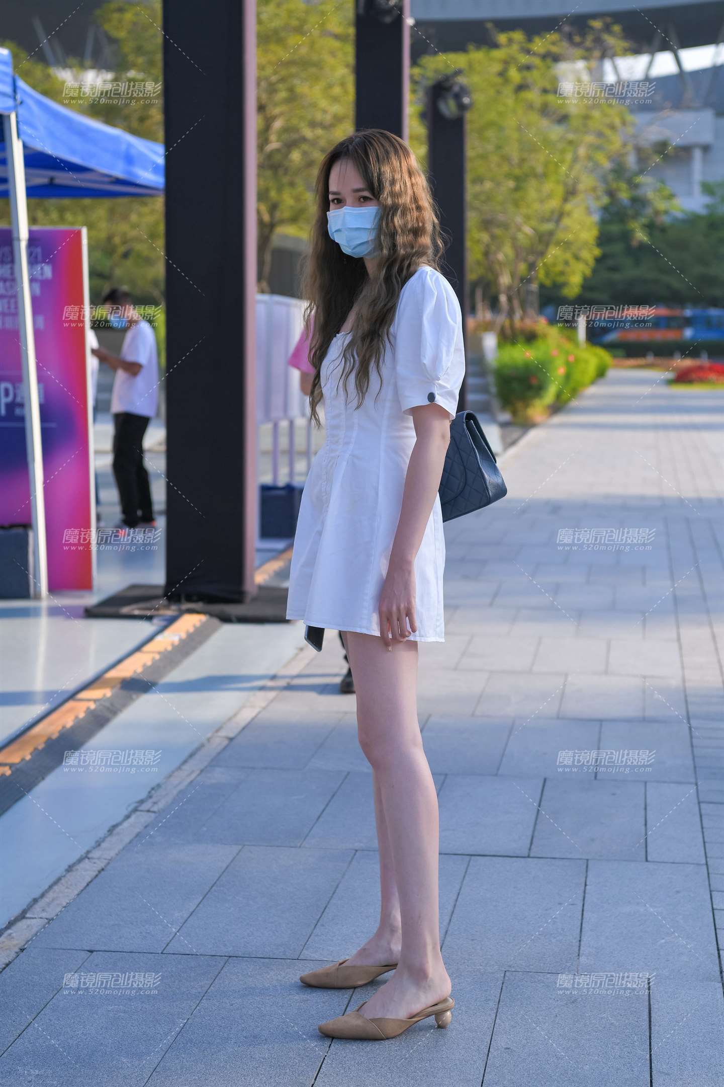 图片[1]-白裙凉拖美腿-街拍流行馆