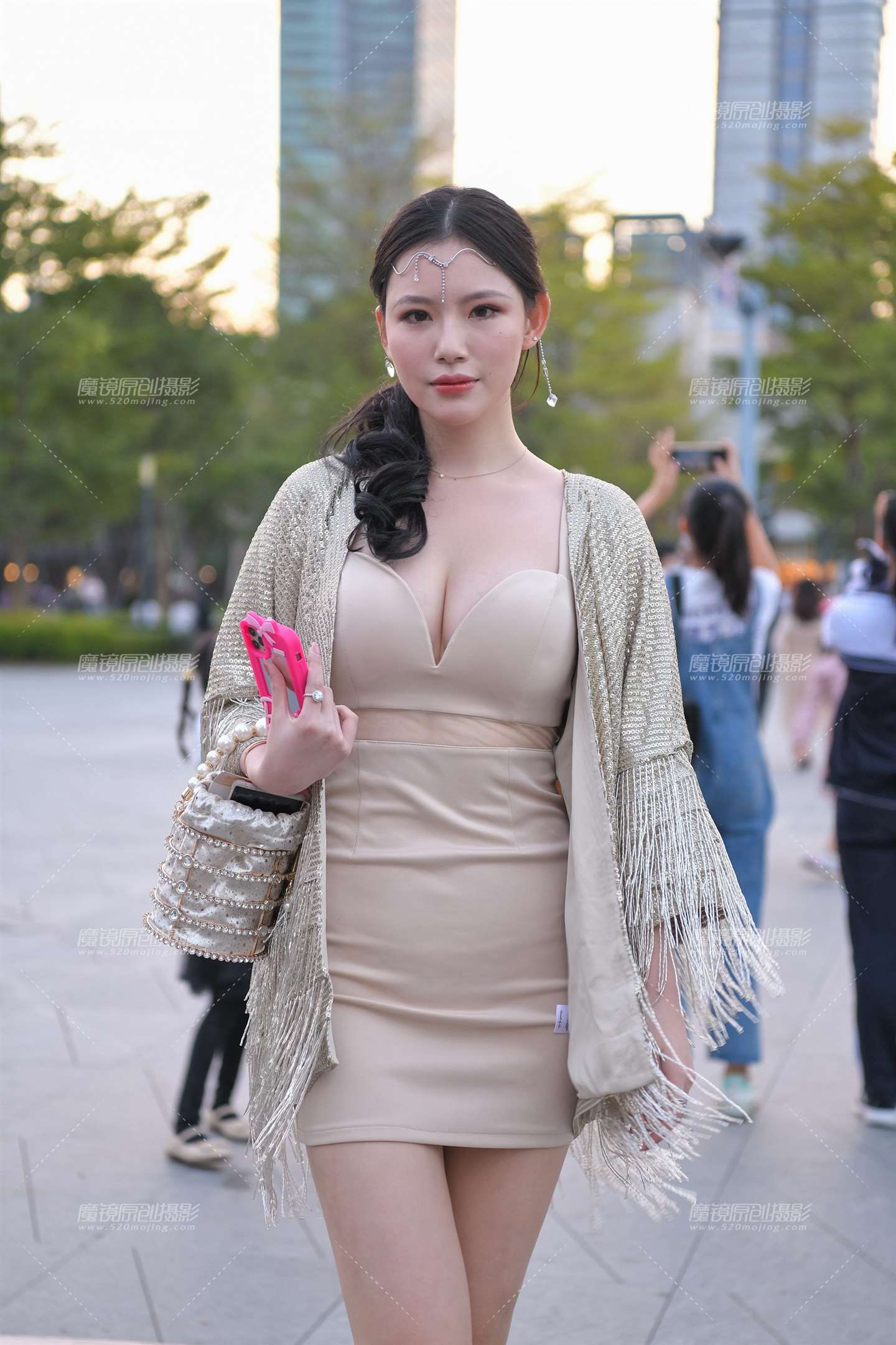 图片[2]-短裙丰满美女-街拍流行馆
