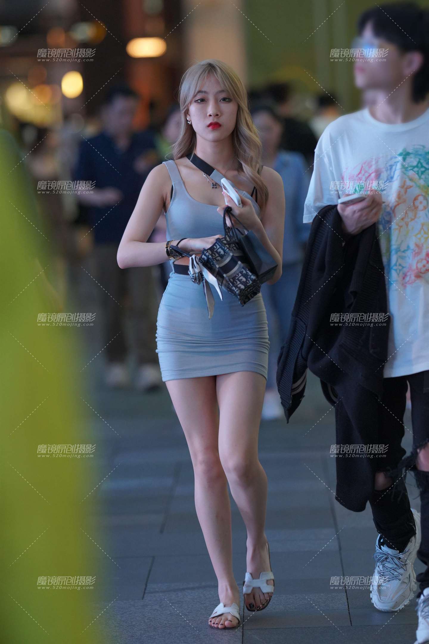 图片[1]-短裙小妹-街拍流行馆
