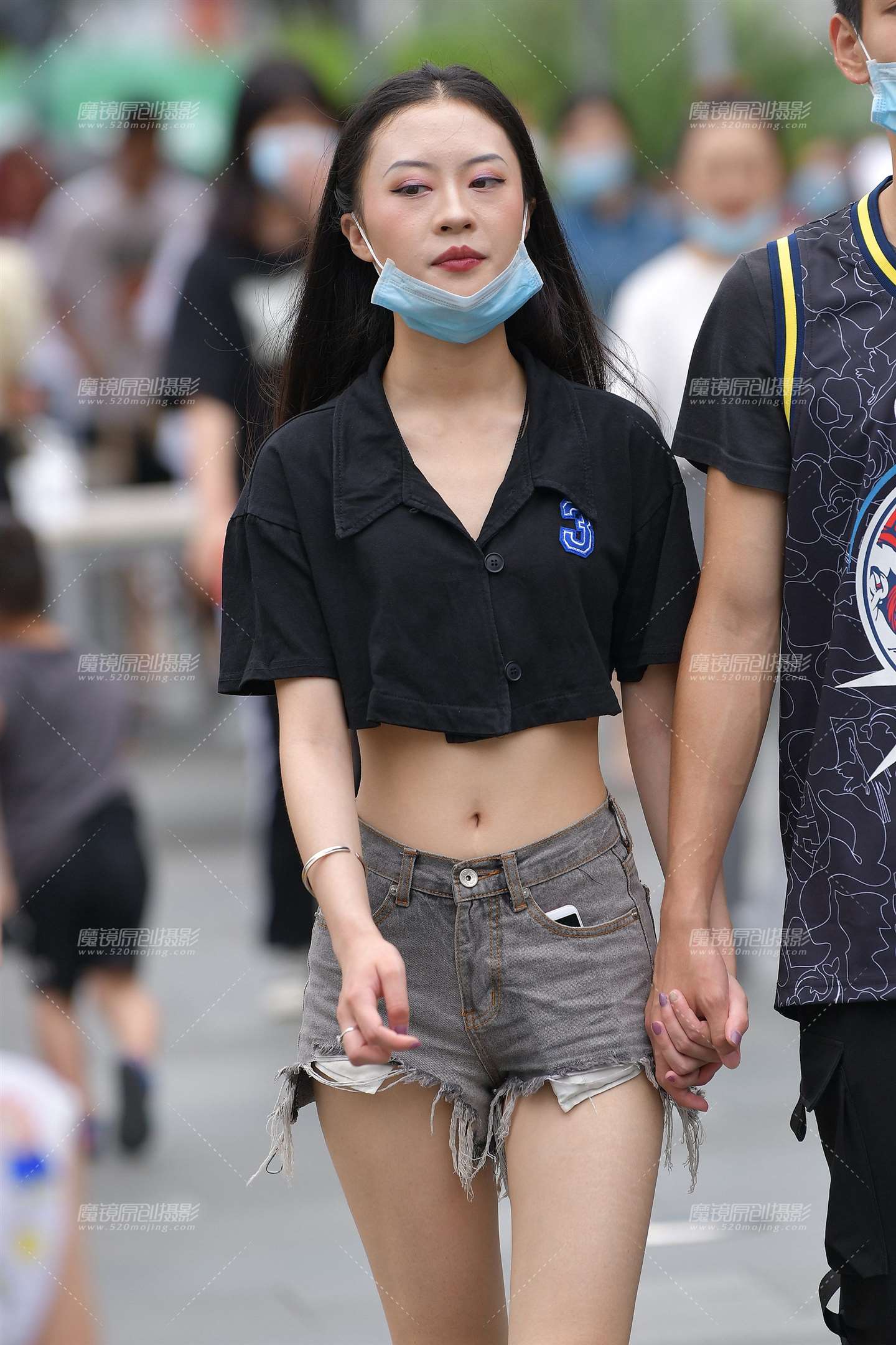 图片[1]-露肚脐小蛮腰热裤女友-街拍流行馆