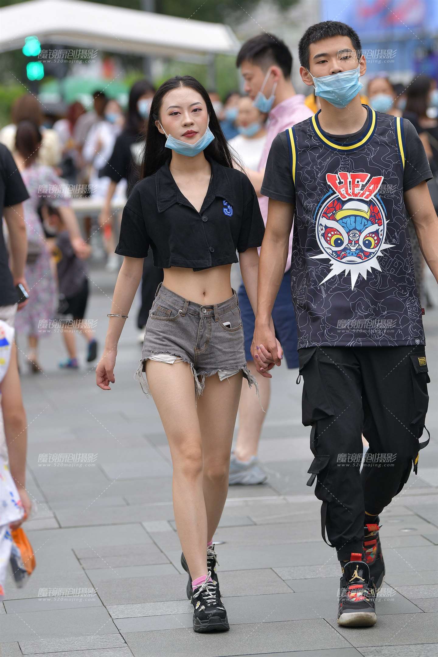 图片[3]-露肚脐小蛮腰热裤女友-街拍流行馆