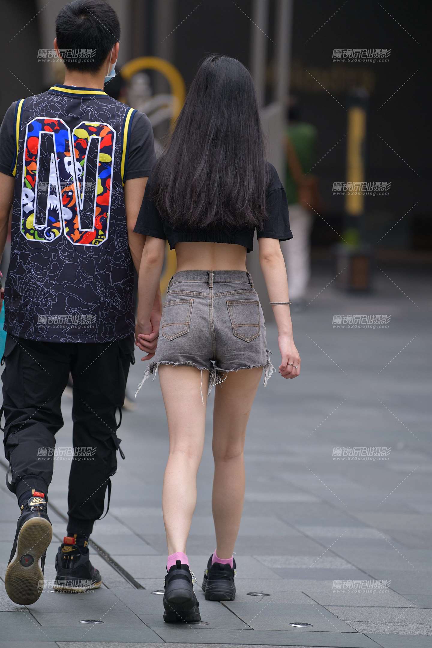 图片[2]-露肚脐小蛮腰热裤女友-街拍流行馆