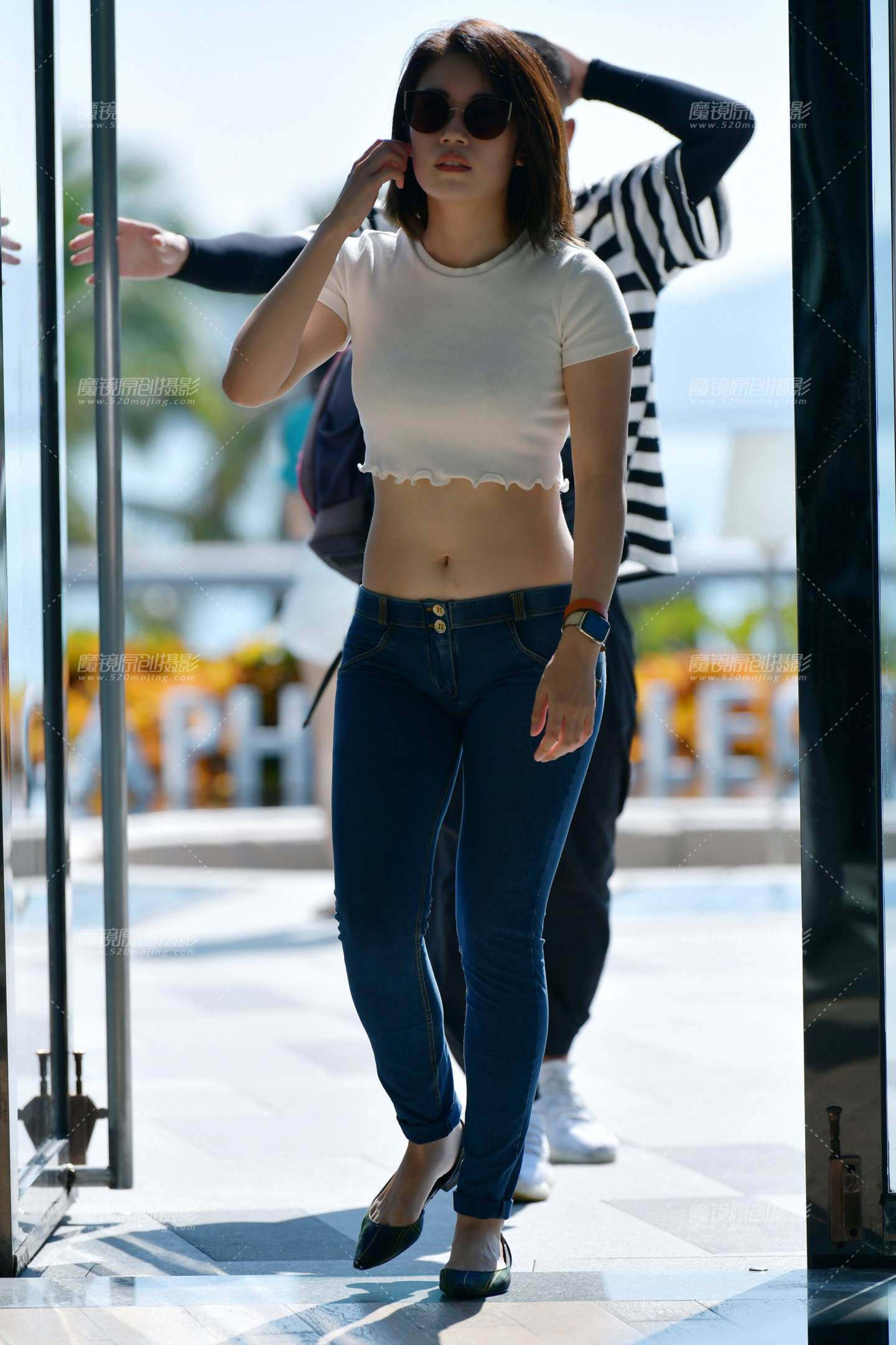 图片[1]-漂亮牛仔裤美女-街拍流行馆