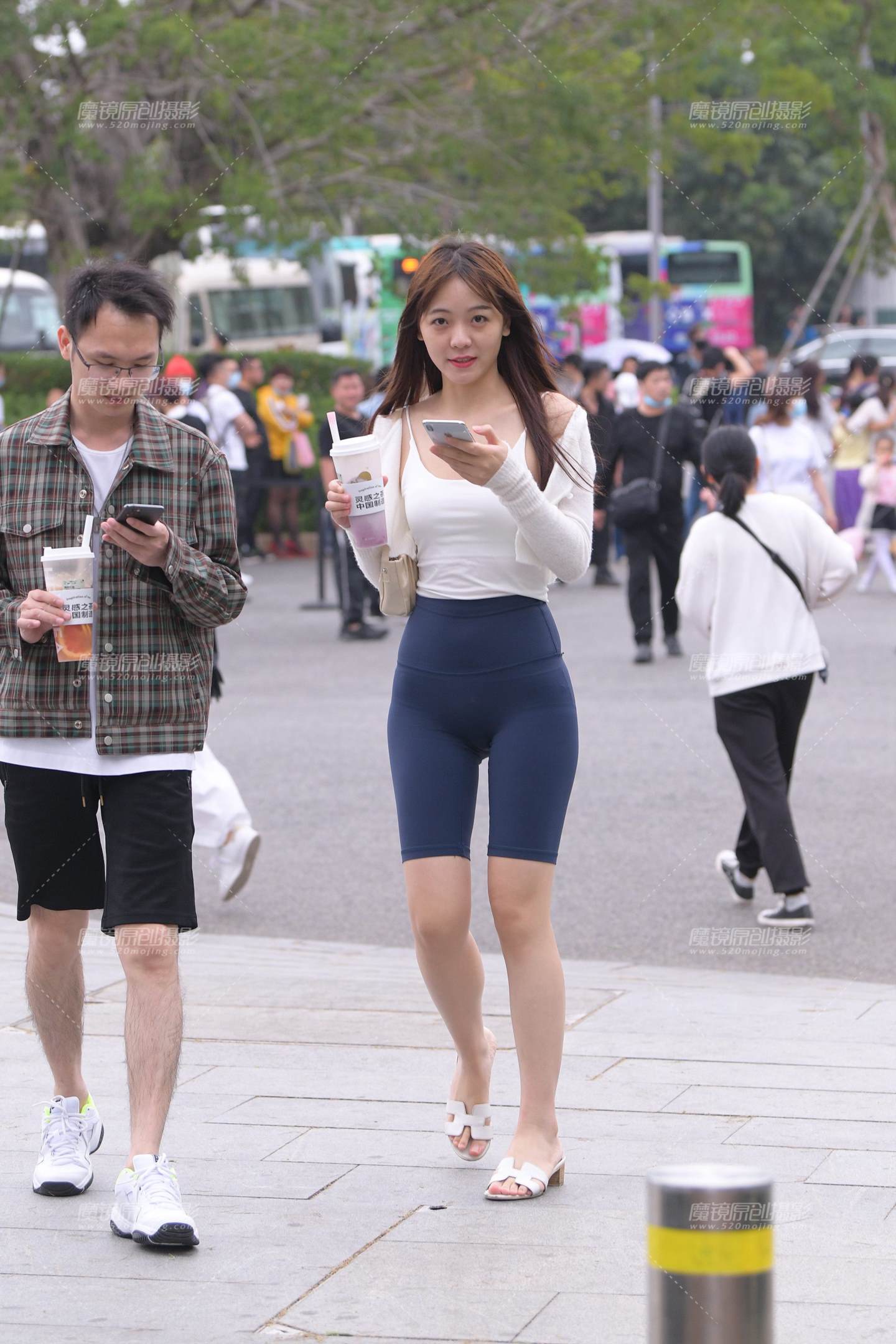 图片[1]-紧致五分裤的女友-街拍流行馆