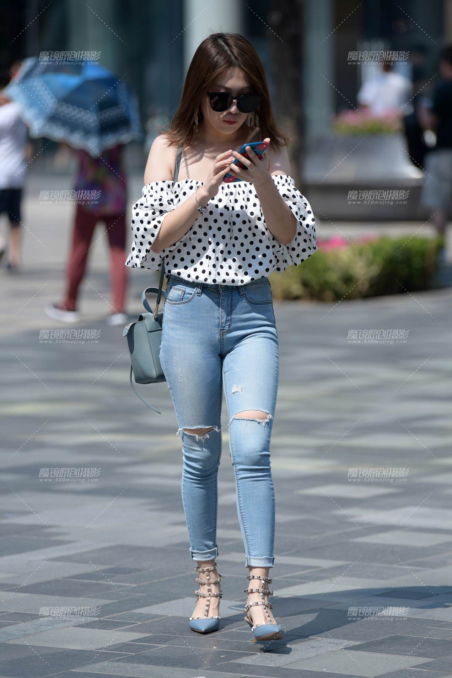 图片[1]-高挑牛仔裤美女-街拍流行馆