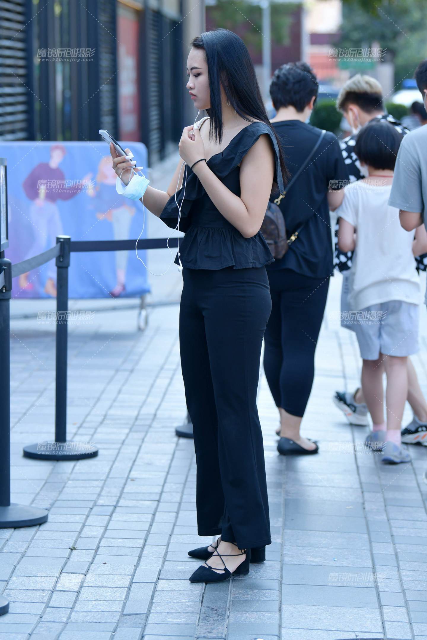 图片[1]-高挑黑裤美女-街拍流行馆
