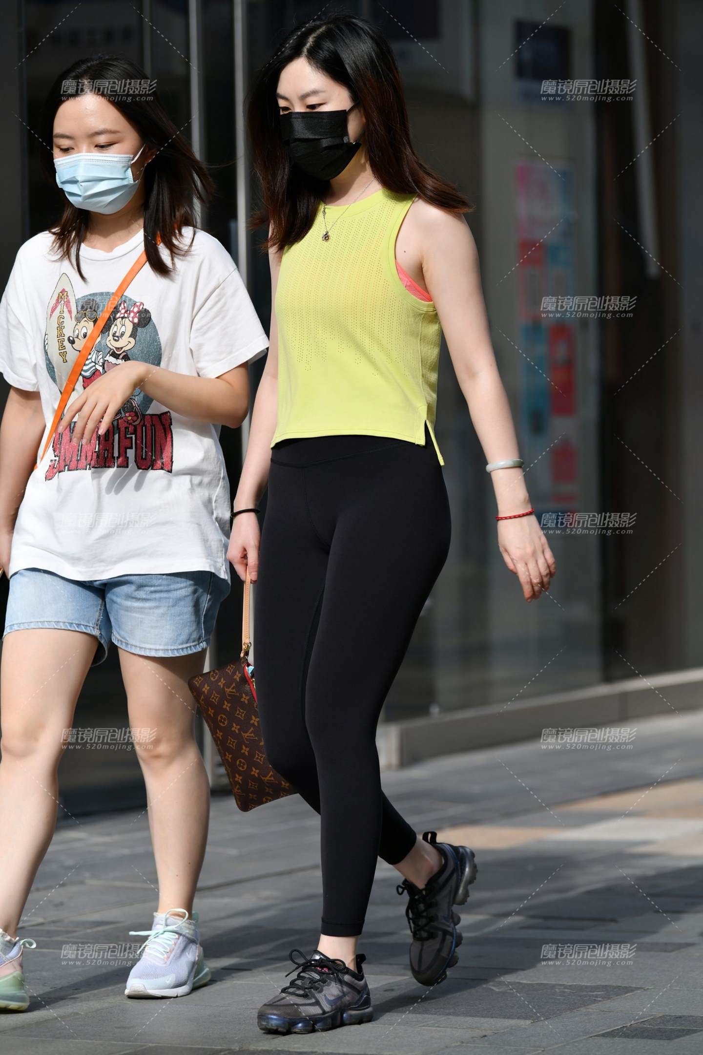 图片[1]-黑紧身裤美女-街拍流行馆