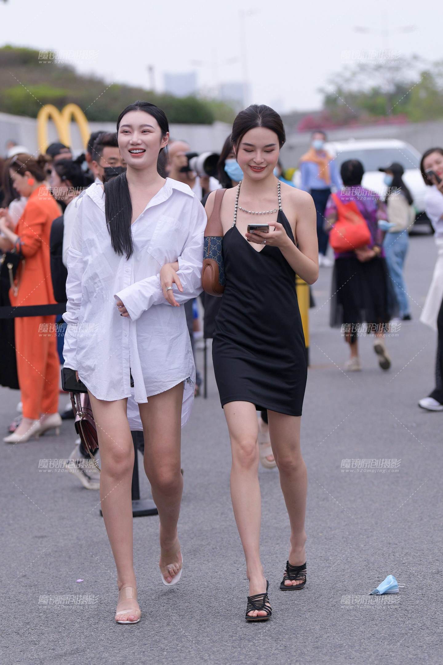 图片[1]-美腿美背闺蜜~-街拍流行馆