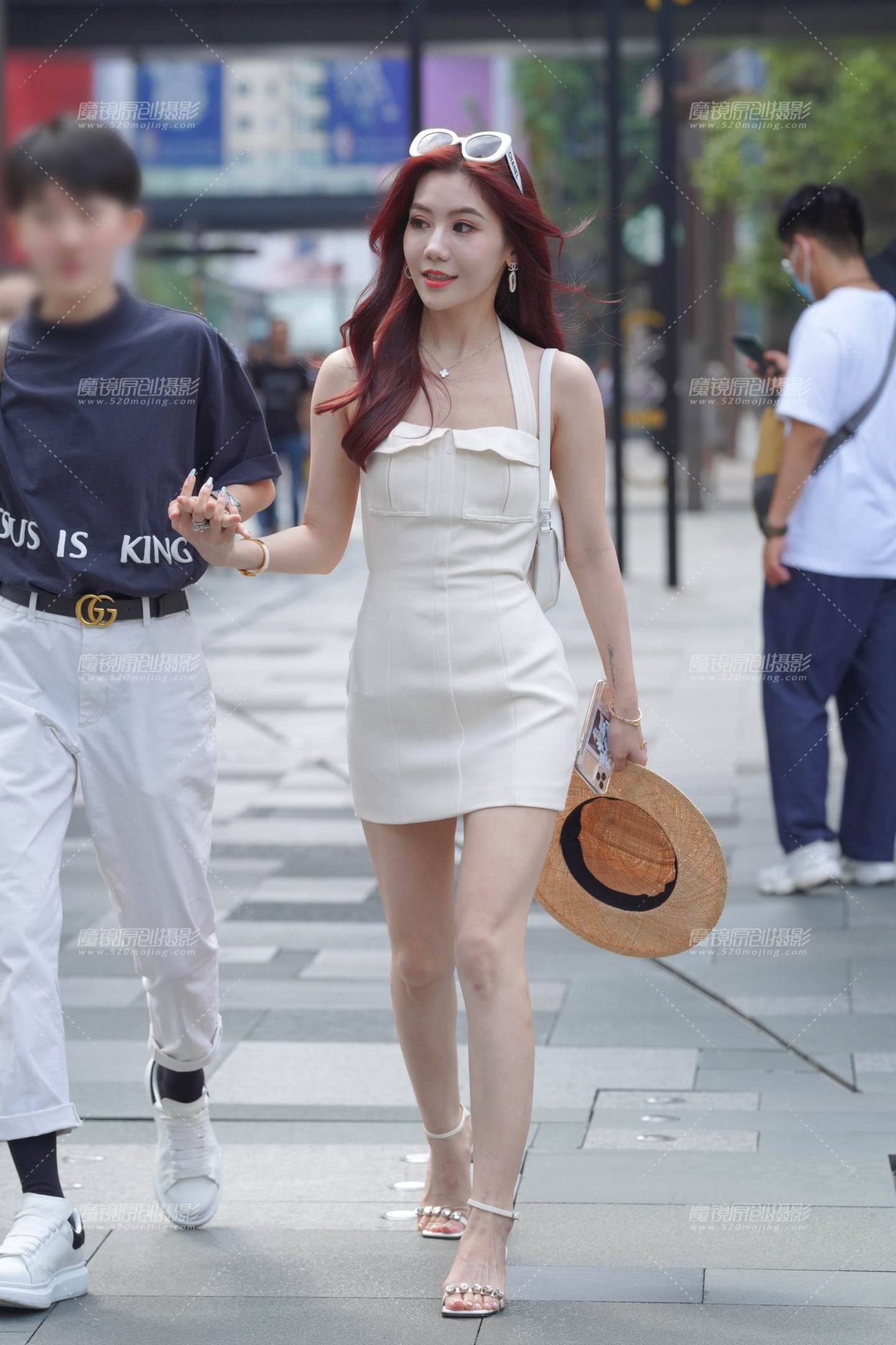 图片[1]-白皙小仙女 散发迷人的气质-街拍流行馆