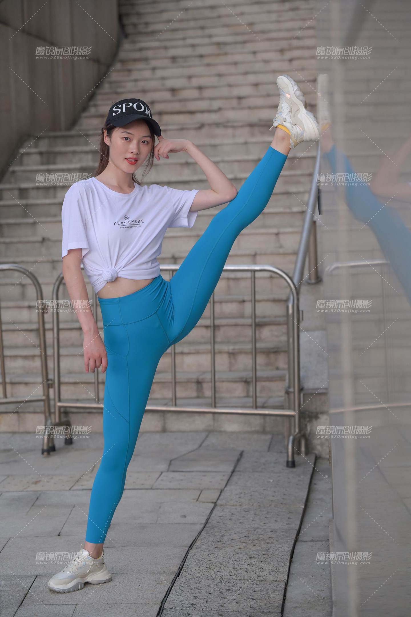 图片[1]-蓝色瑜伽裤小姐姐-街拍流行馆