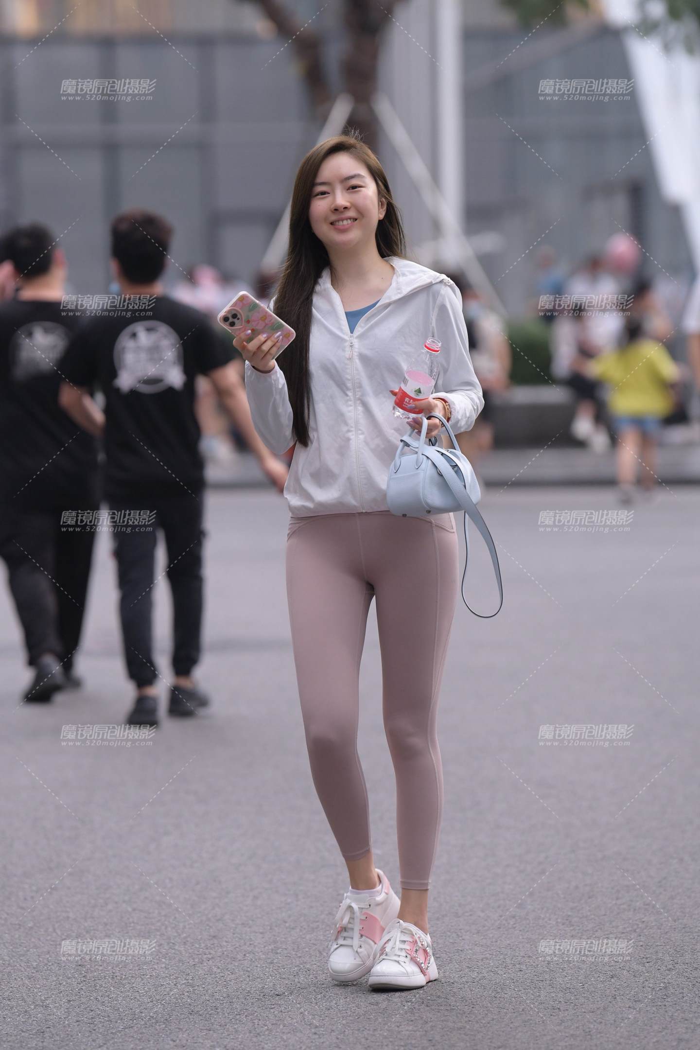 图片[1]-素爱笑紧身裤小姐姐~-街拍流行馆