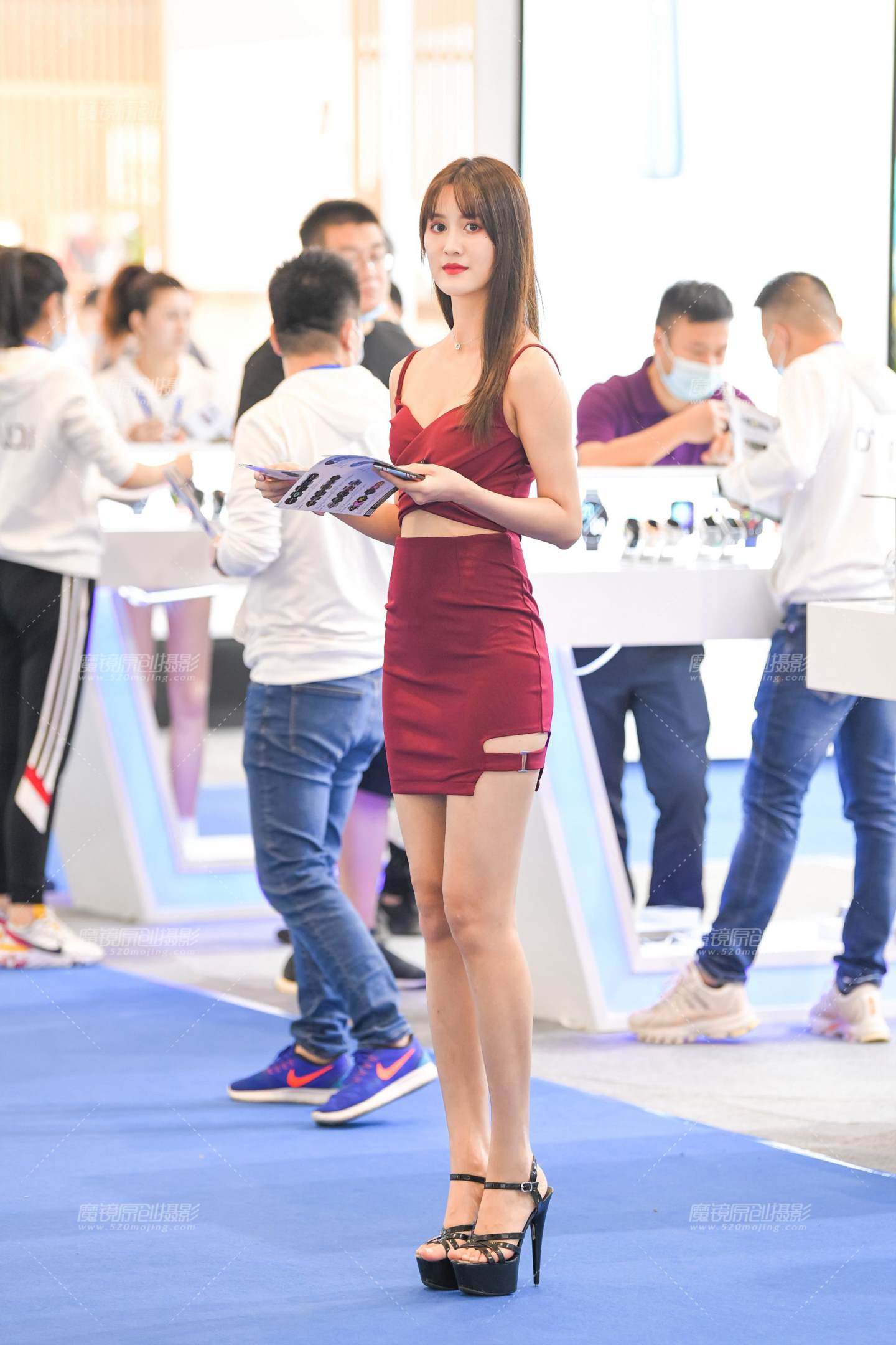 图片[1]-发传单吊带裙美女-街拍流行馆