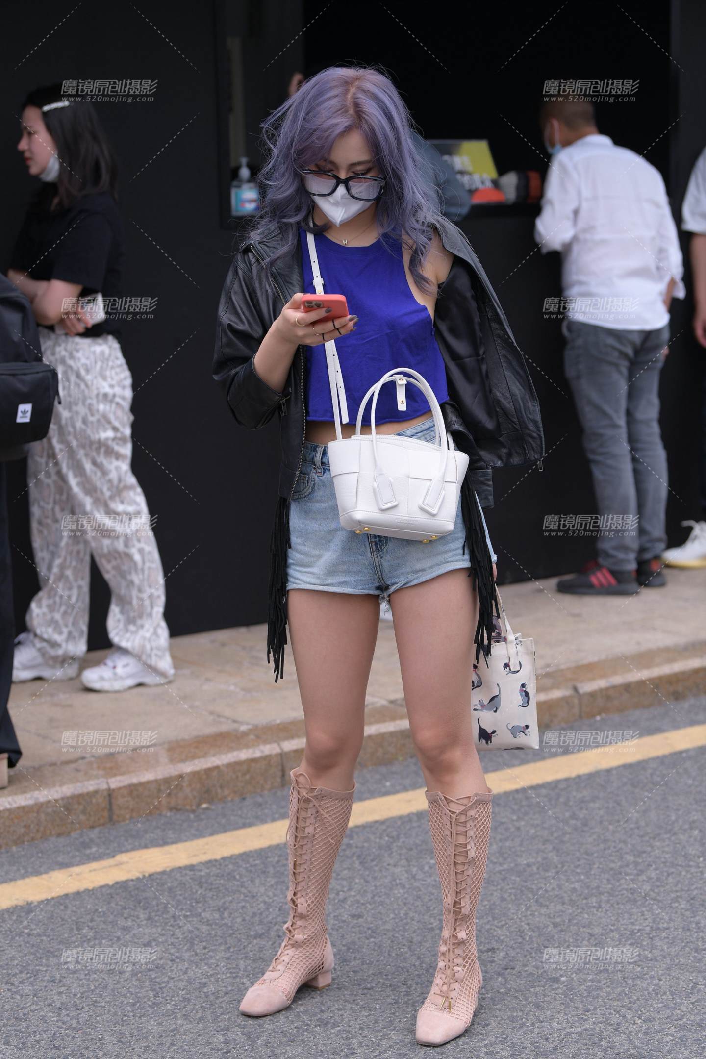 图片[1]-性感的热裤小姐姐-街拍流行馆