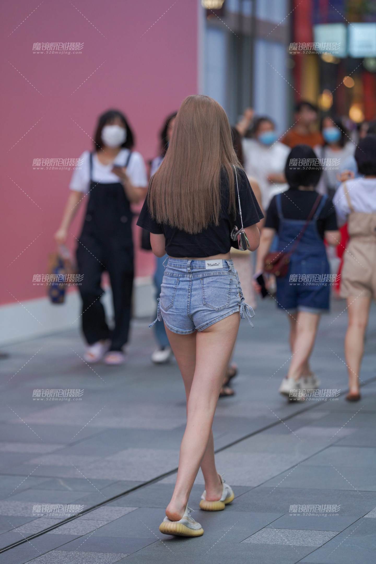 图片[2]-热裤女孩-街拍流行馆