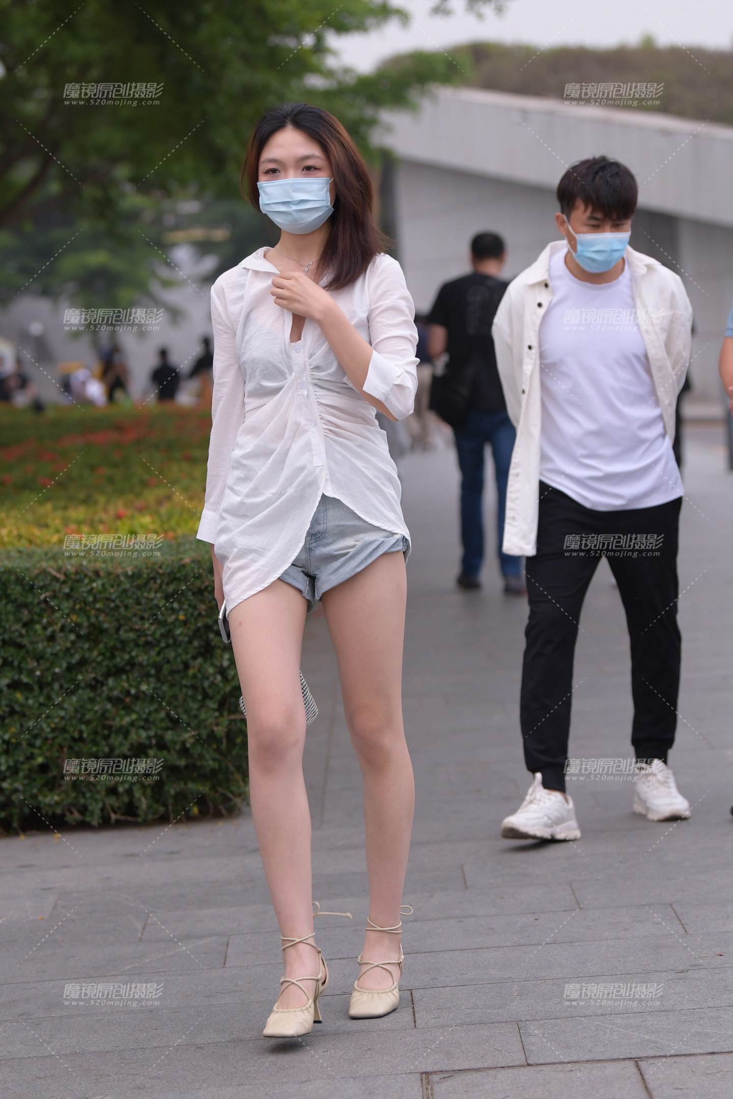 图片[1]-热裤大白腿美眉-街拍流行馆