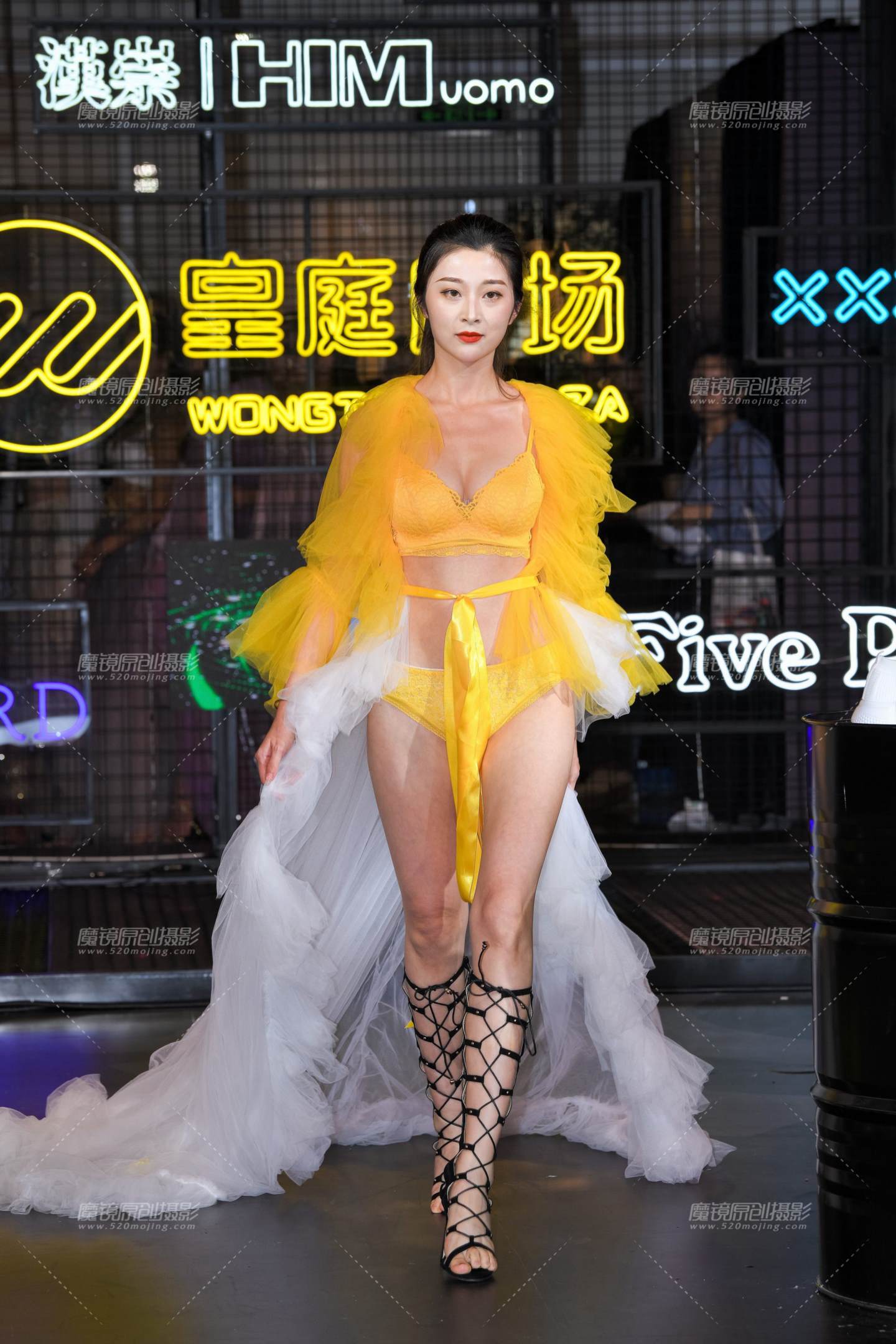 图片[2]-金黄内衣-街拍流行馆