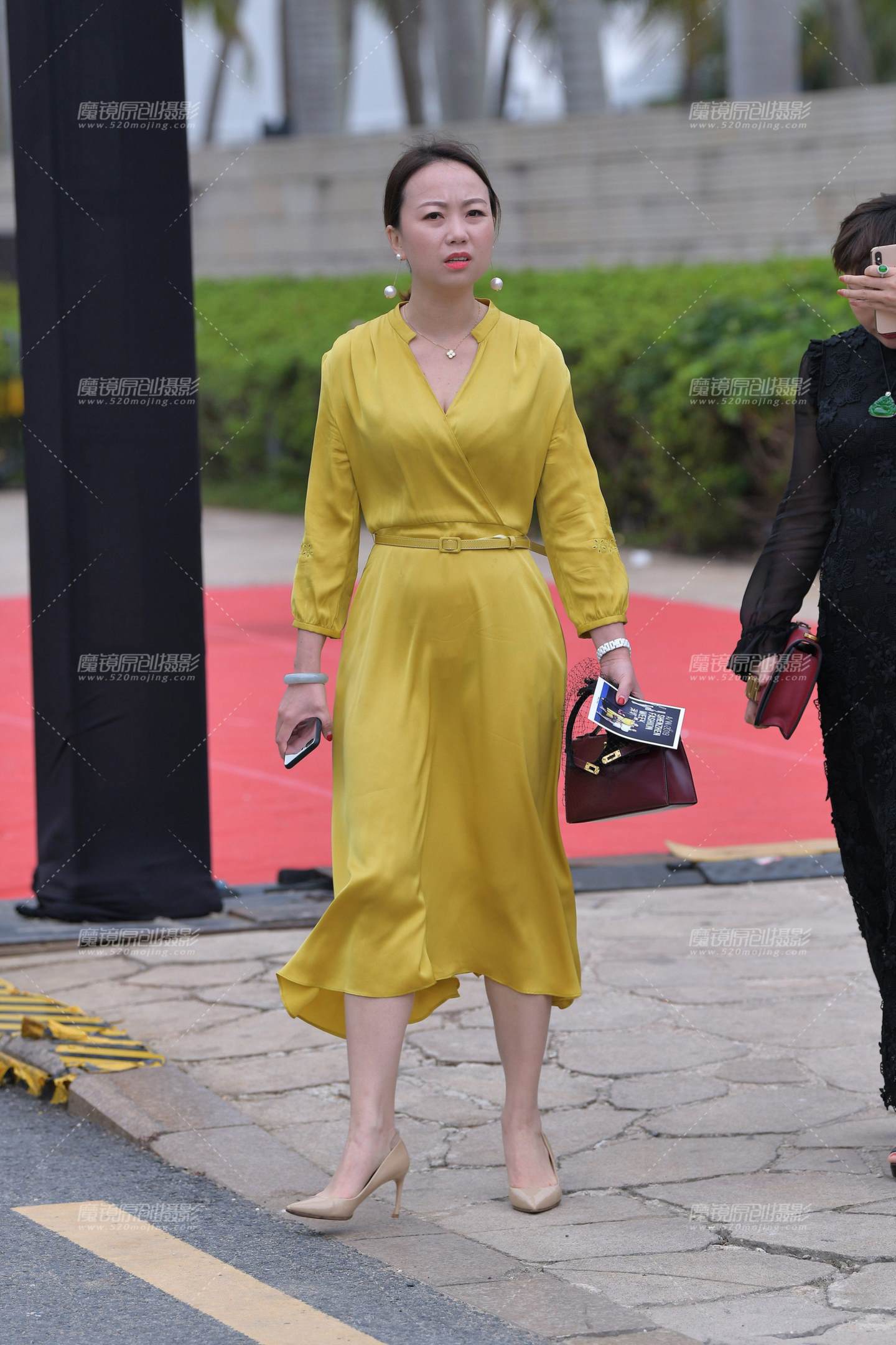 图片[1]-黄裙美少妇-街拍流行馆