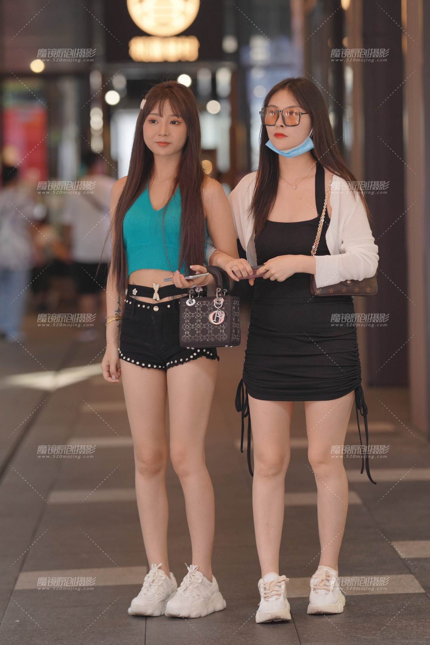 图片[1]-可爱的热裤小妹-街拍流行馆
