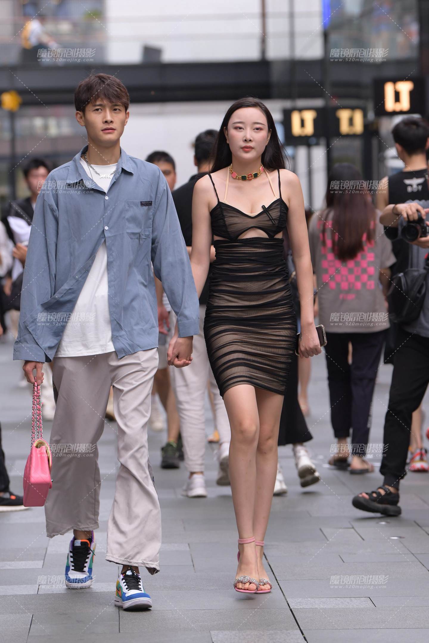 图片[1]-性感女友，陪你看电影~-街拍流行馆