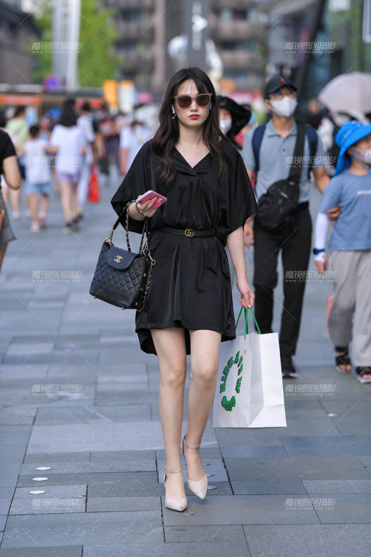图片[1]-黑裙高跟气质美女-街拍流行馆