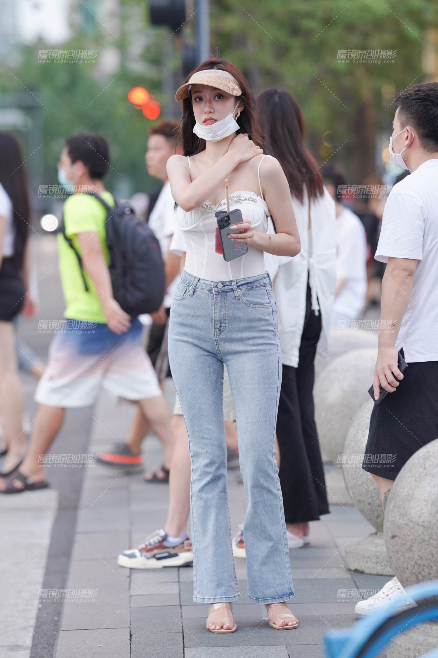 图片[1]-美美哒牛仔裤女孩-街拍流行馆