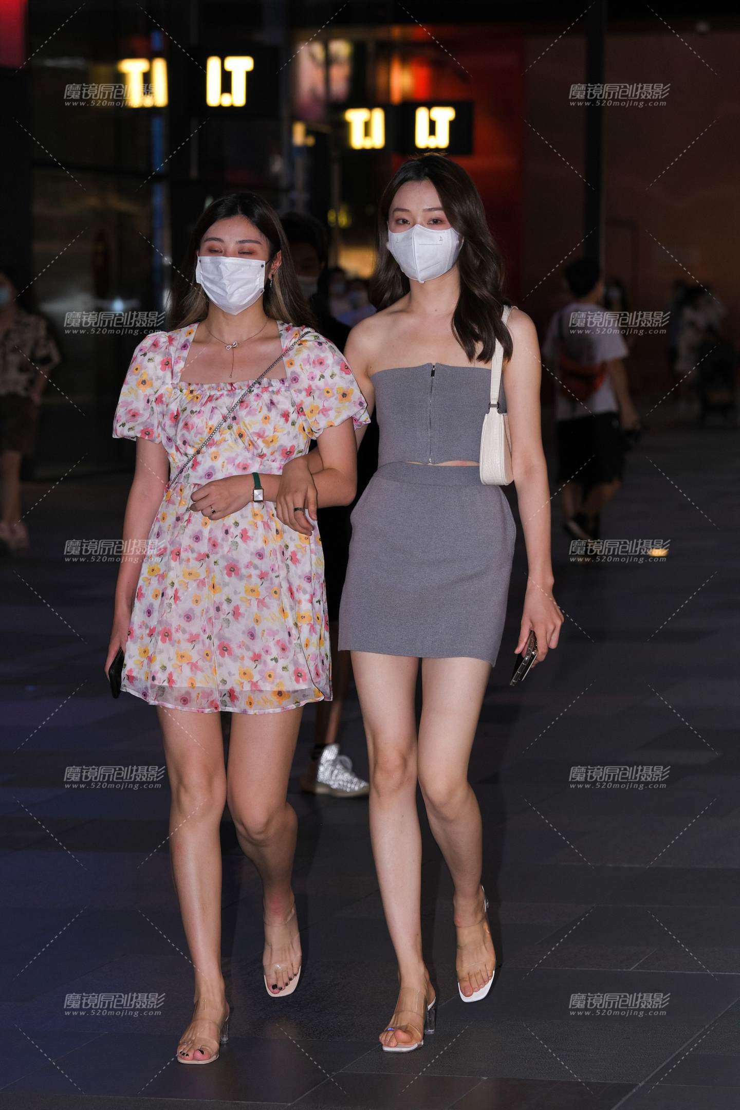 图片[1]-灰色短裙美女-街拍流行馆