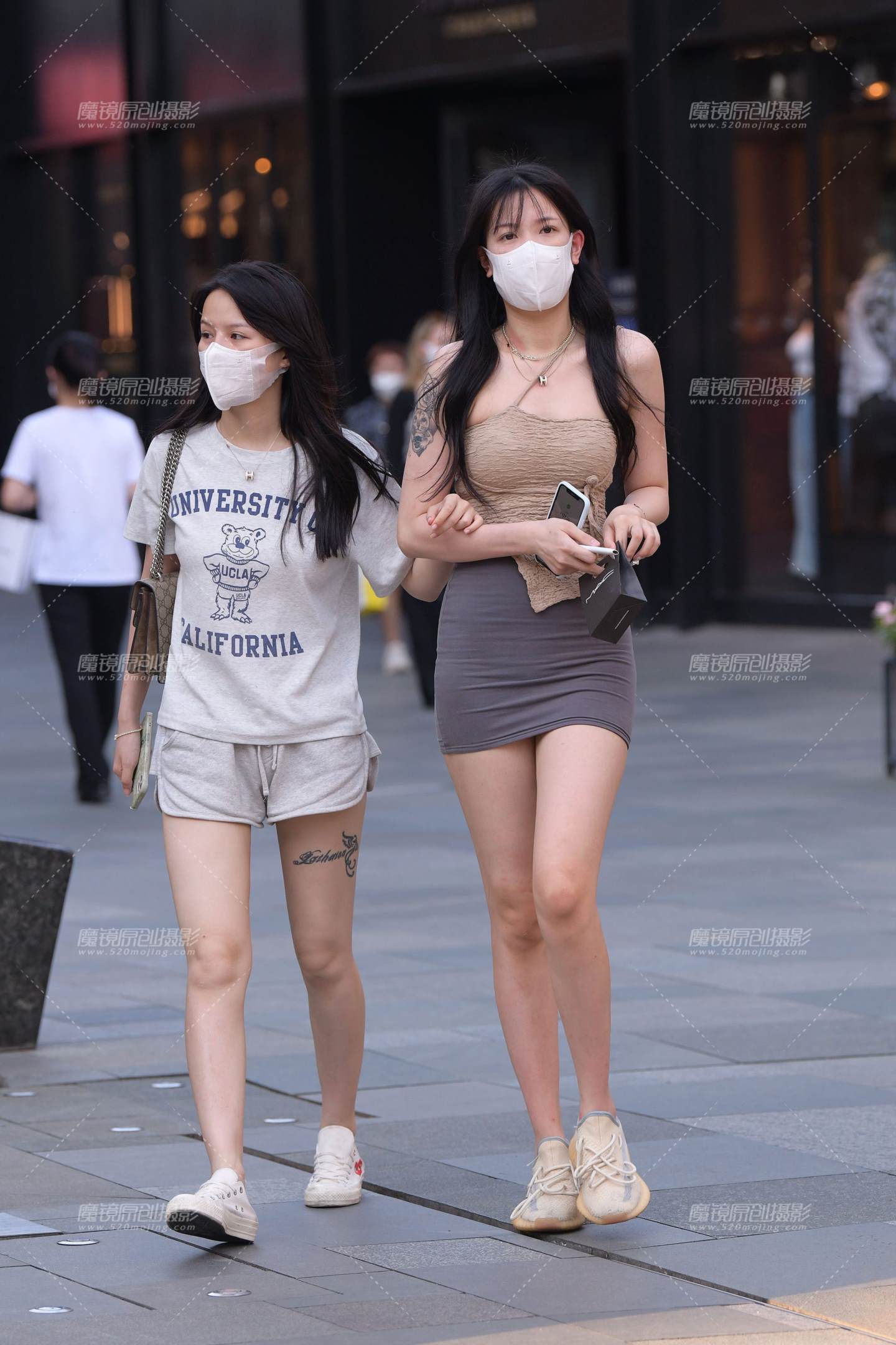 图片[1]-超短包臀裙长腿女孩-街拍流行馆