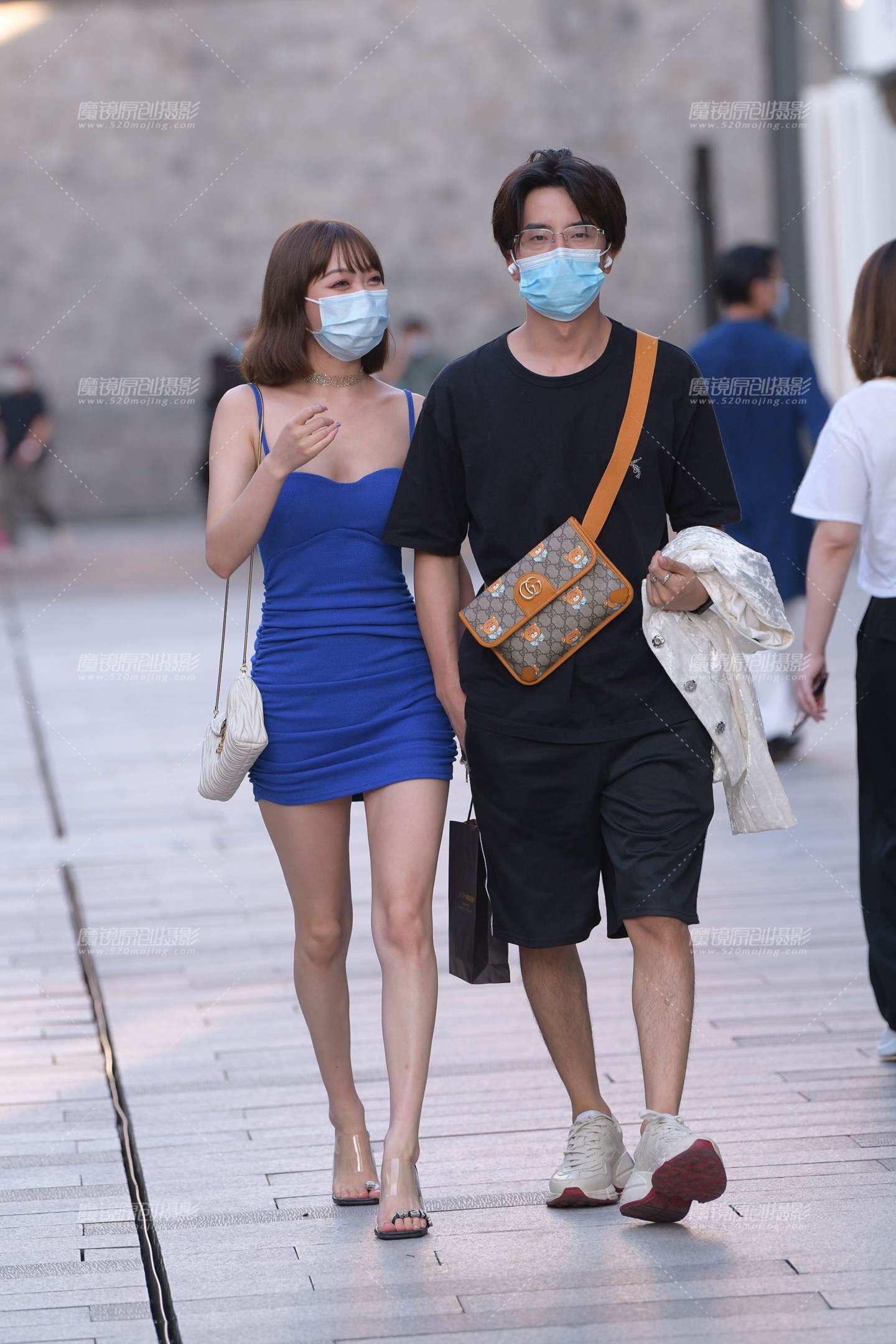 图片[1]-蓝色吊带裙美腿女友-街拍流行馆