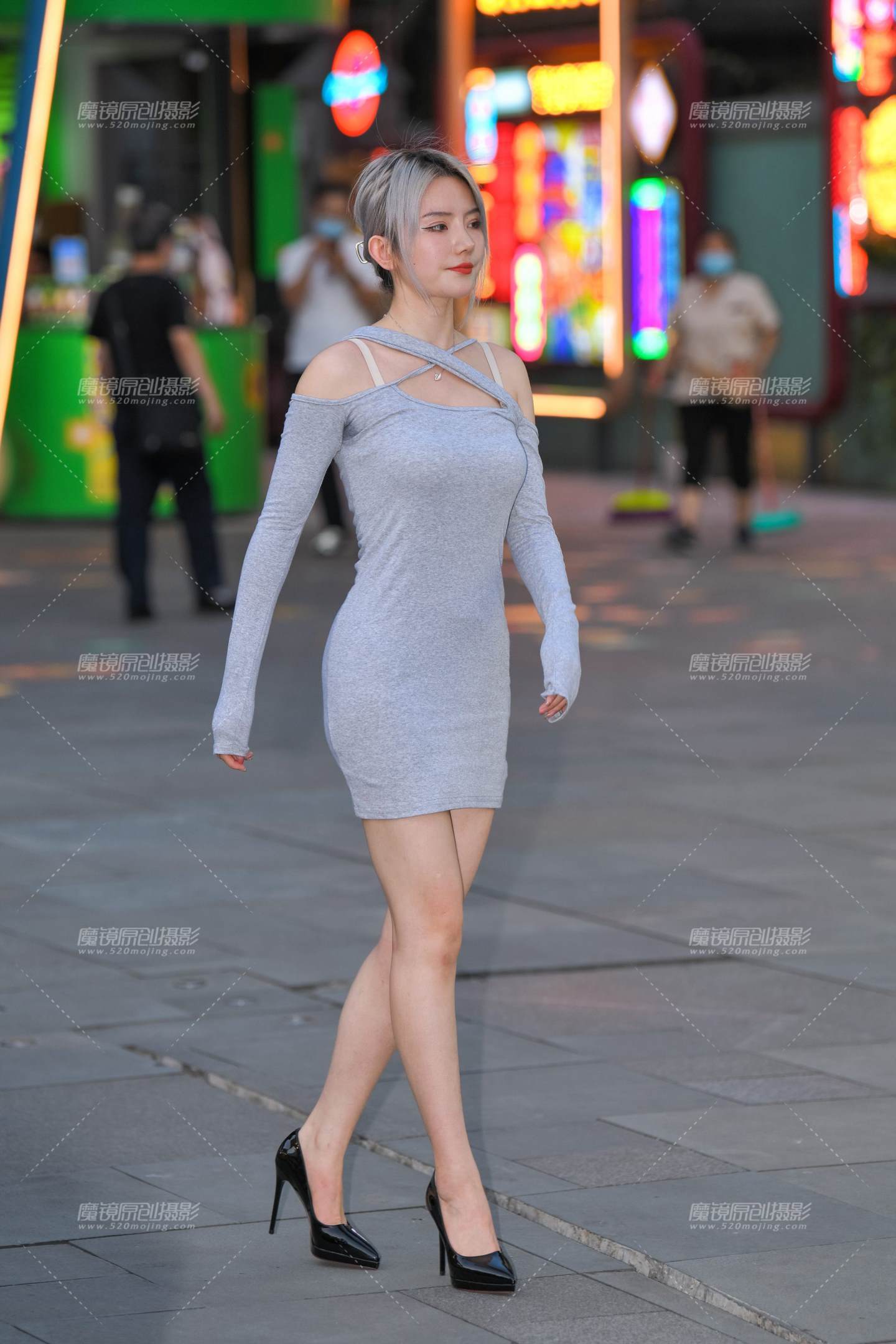 图片[1]-灰色包臀裙高跟美女-街拍流行馆