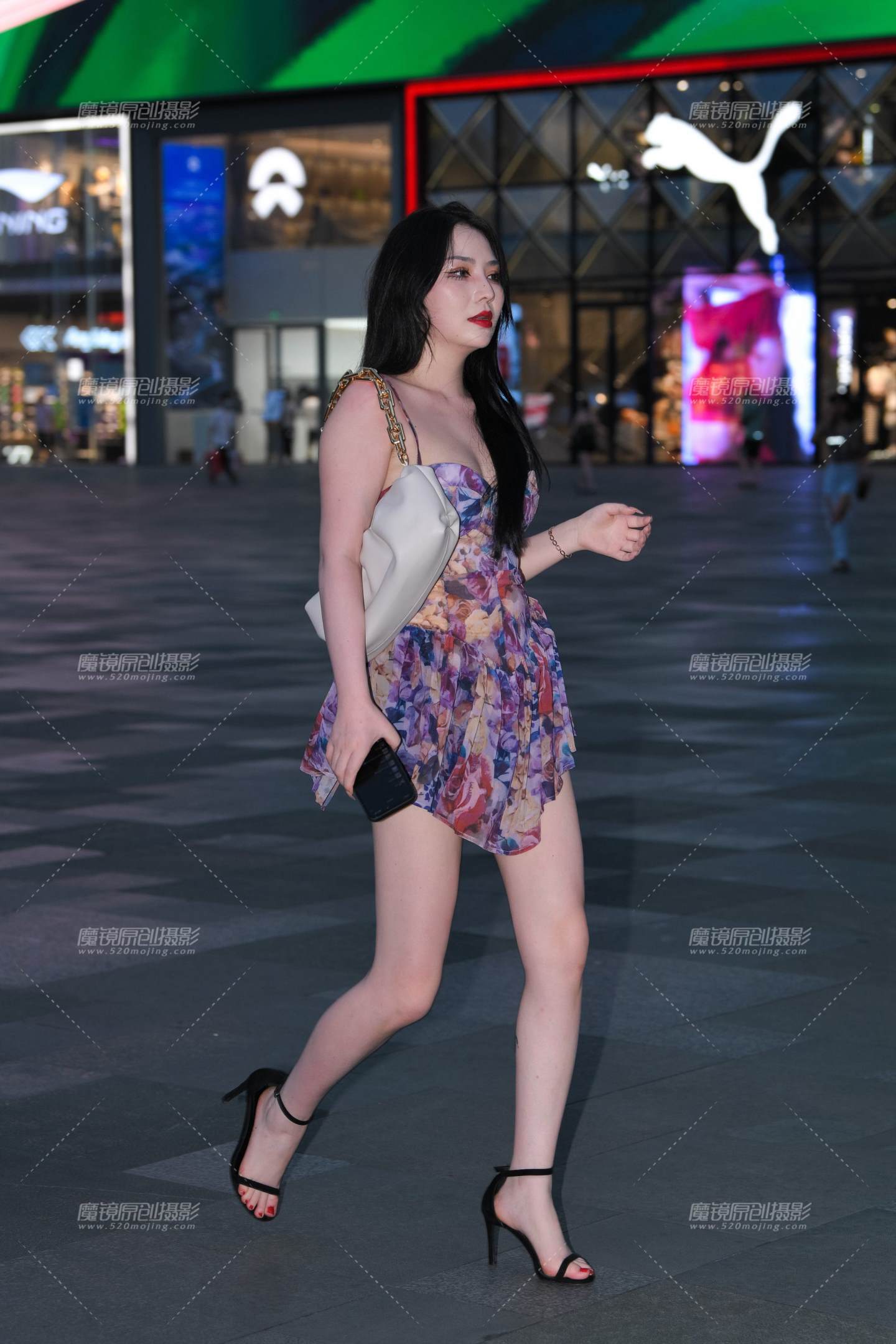 图片[1]-吊带花裙白皙美女-街拍流行馆