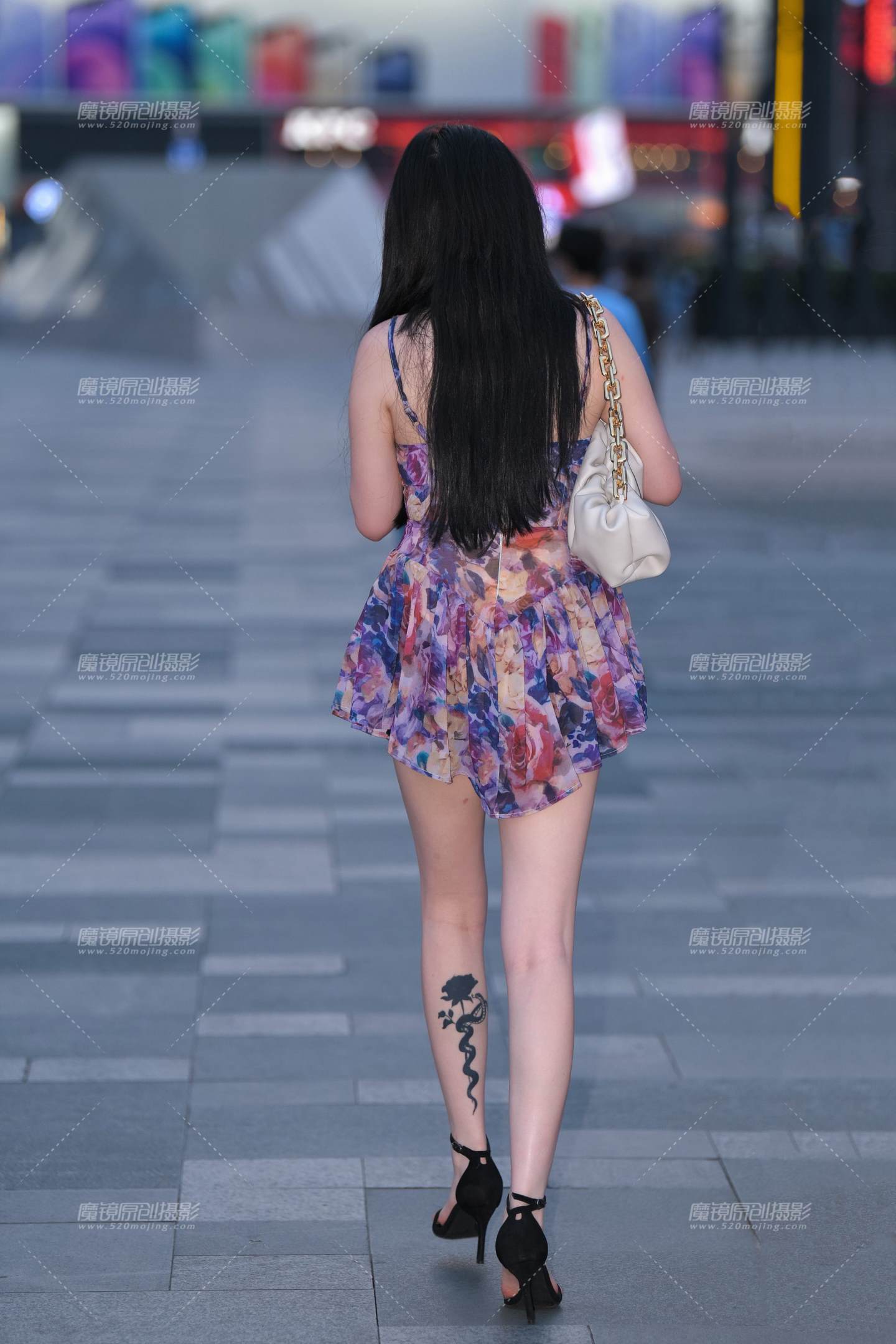 图片[2]-吊带花裙白皙美女-街拍流行馆
