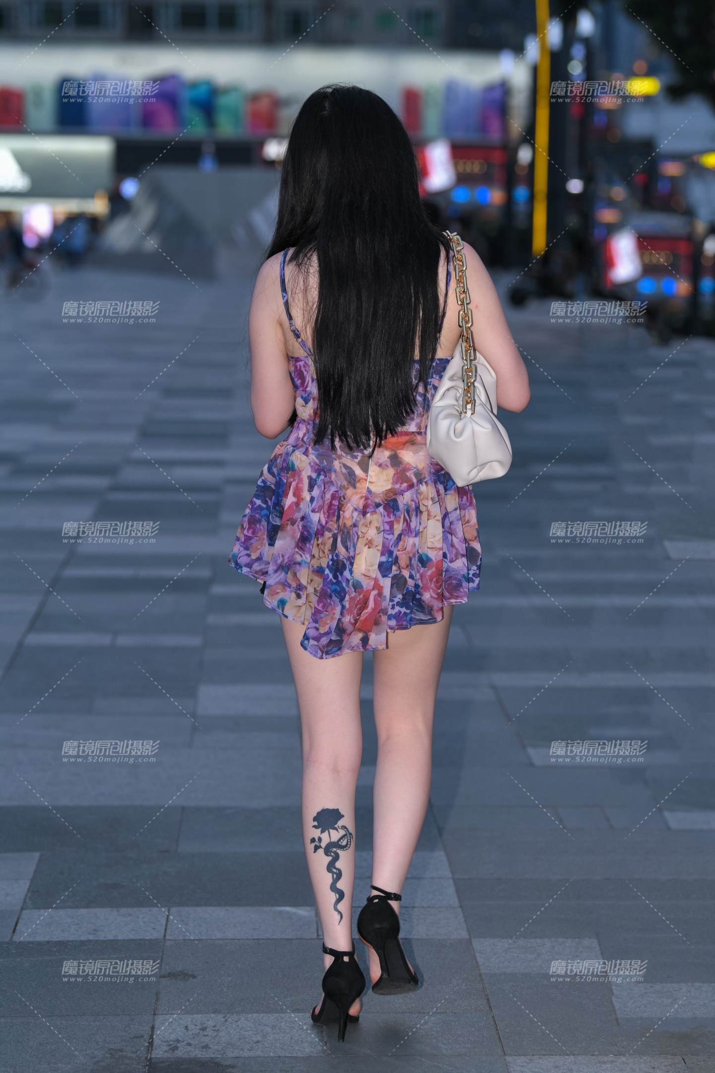 图片[3]-吊带花裙白皙美女-街拍流行馆