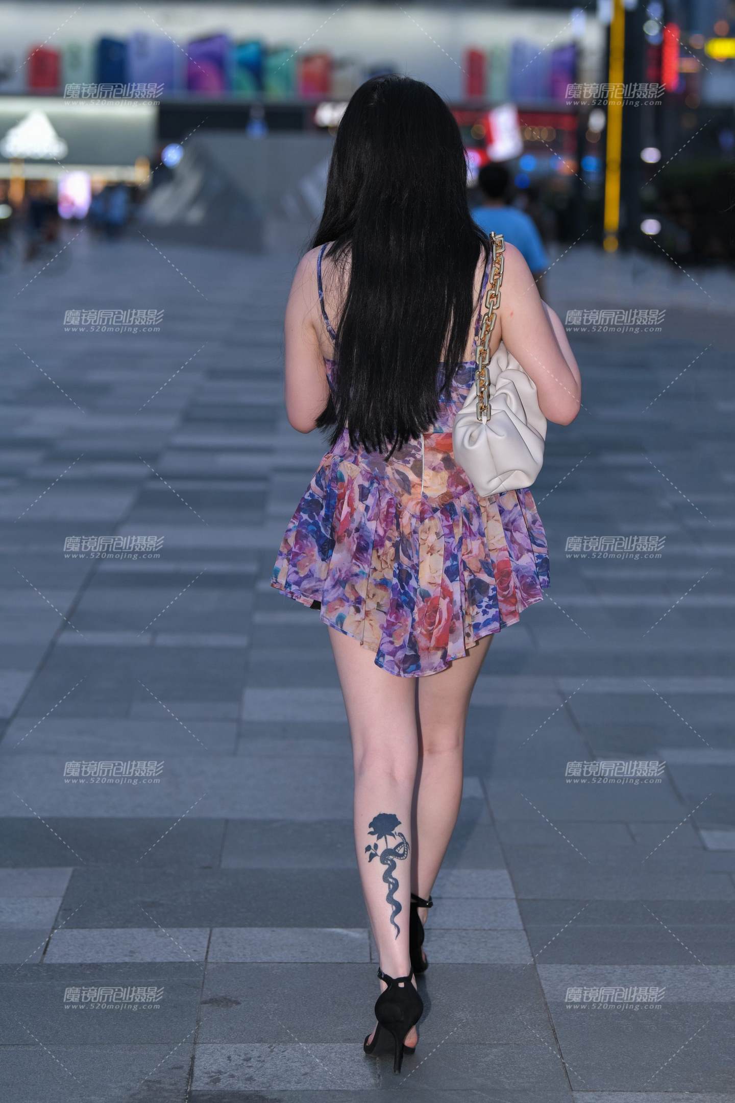 图片[4]-吊带花裙白皙美女-街拍流行馆