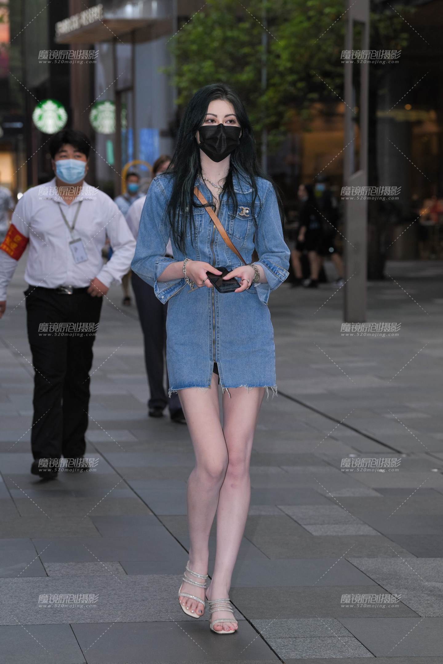 图片[1]-牛仔裙白腿美女-街拍流行馆