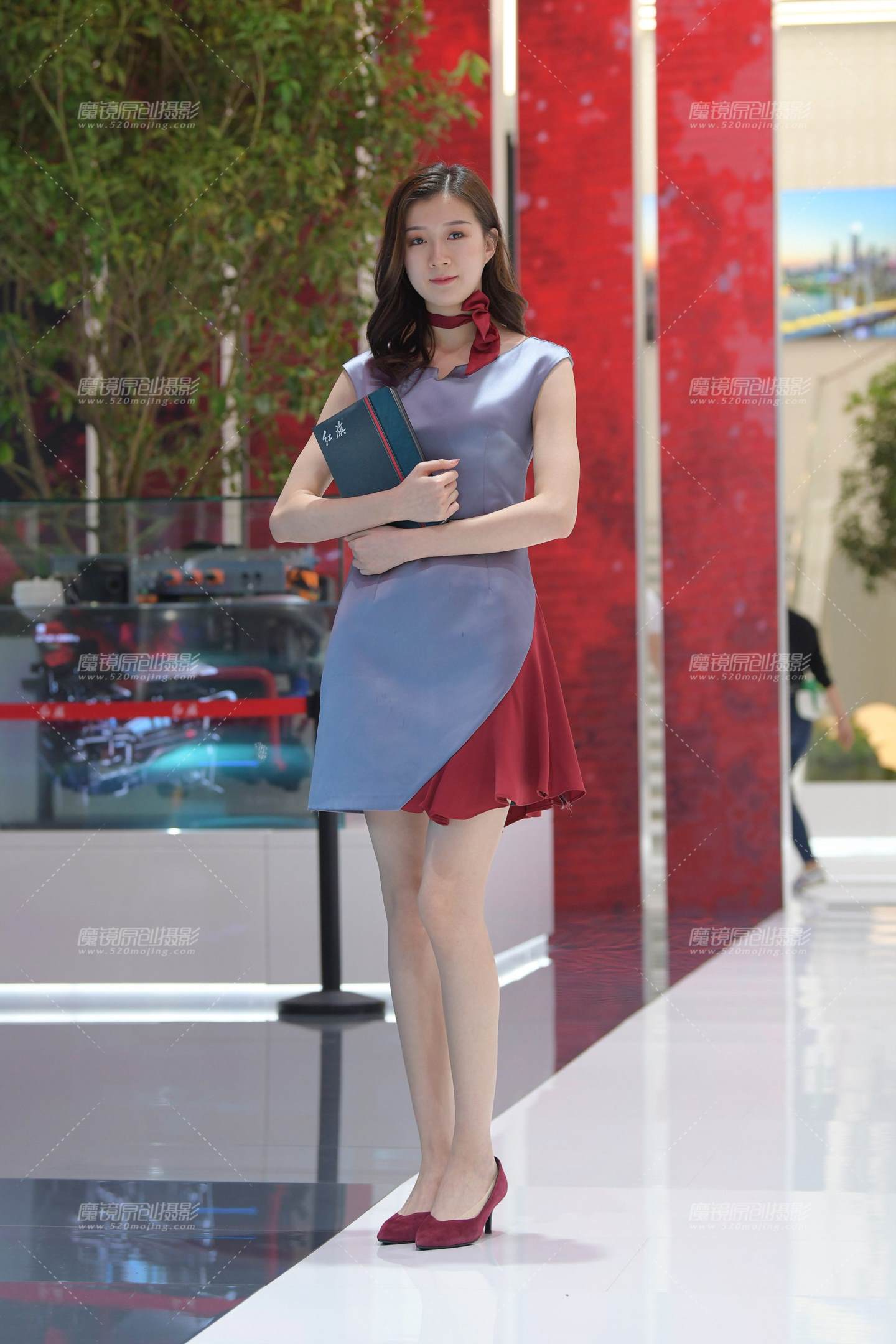 图片[1]-长腿美美哒销售员~-街拍流行馆