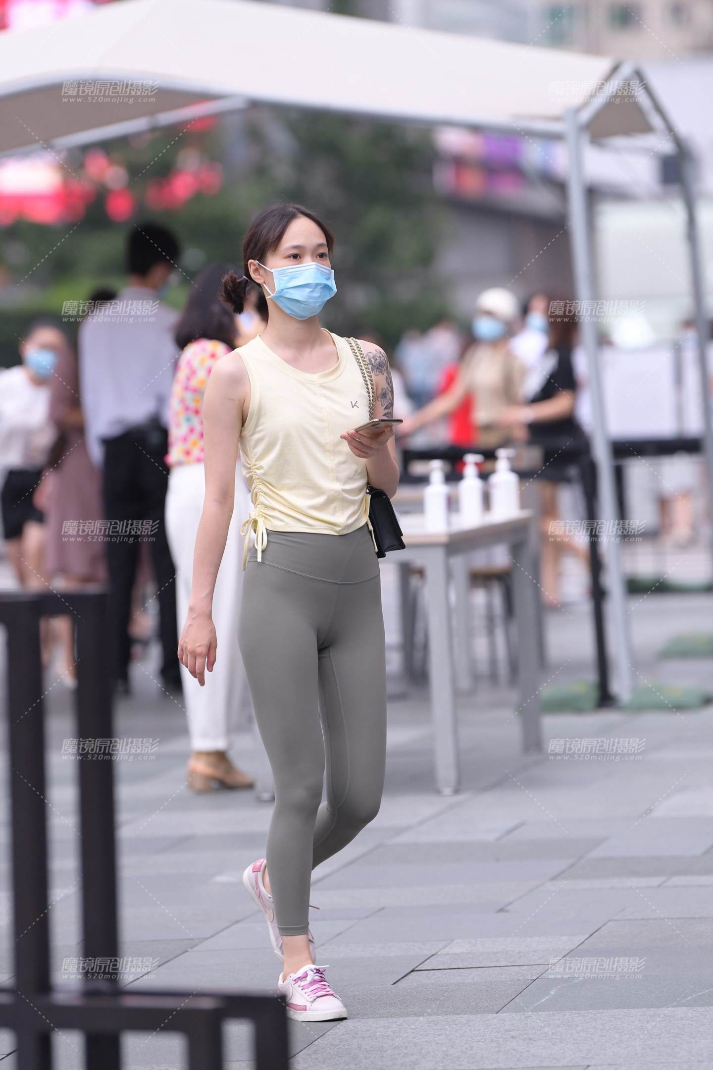 图片[1]-紧身裤女孩-街拍流行馆