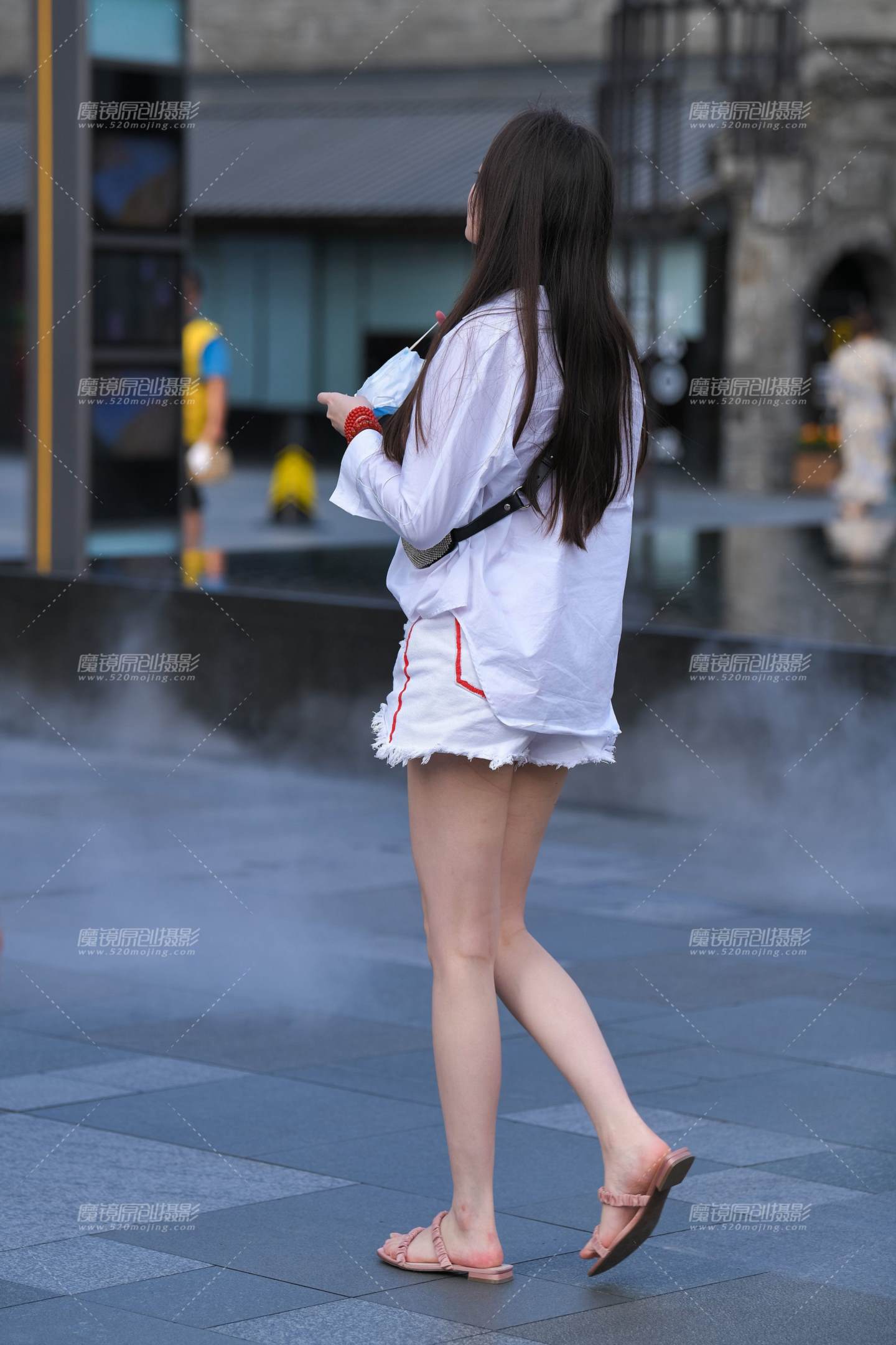 图片[2]-白热裤长腿美女-街拍流行馆