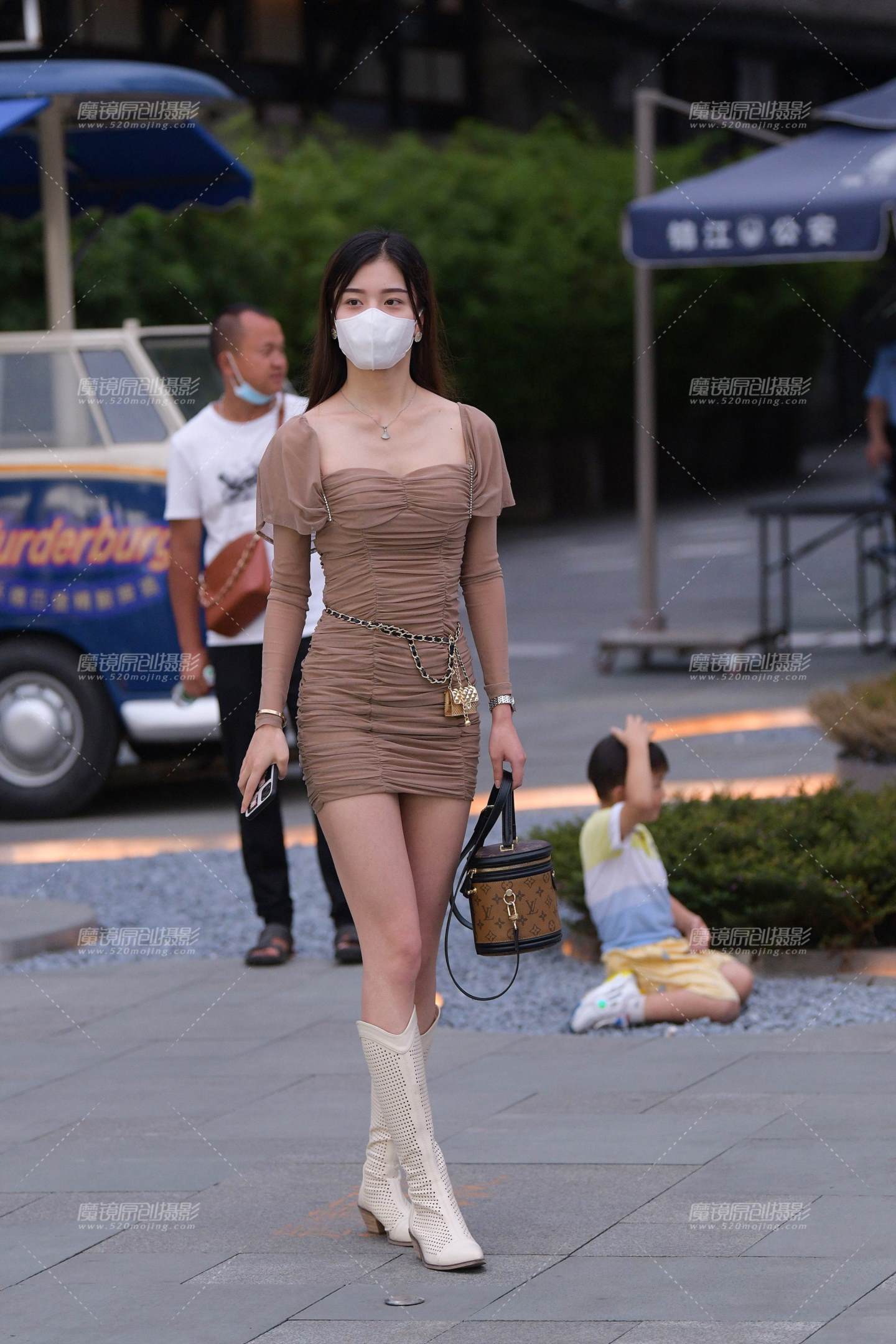 图片[1]-黄昏后的包臀裙美女-街拍流行馆