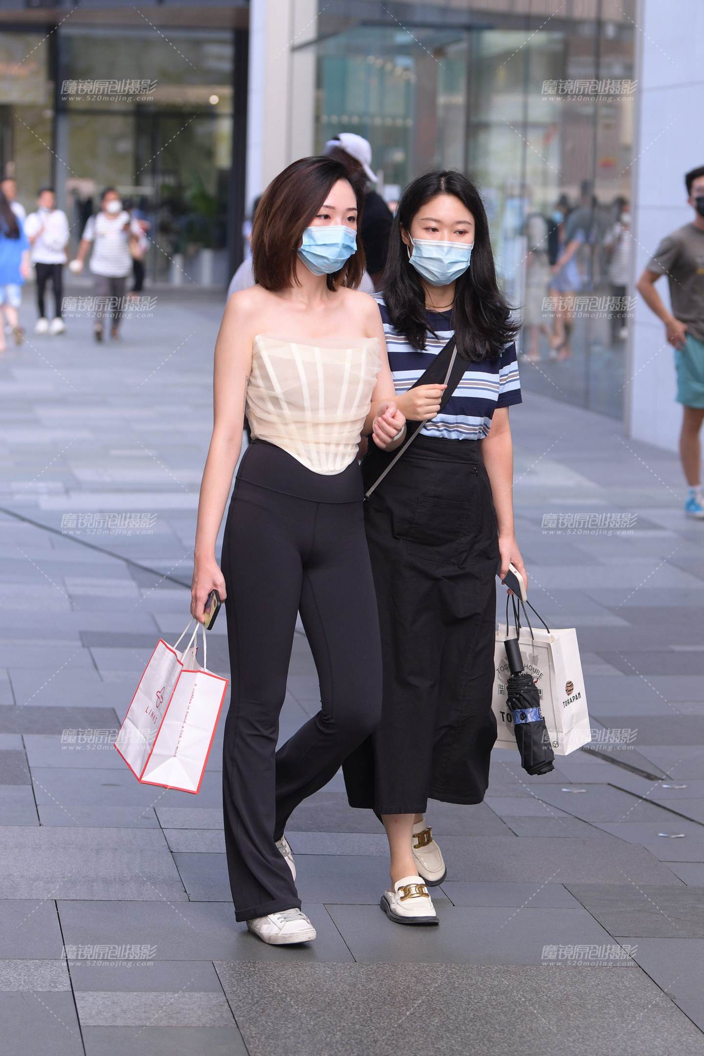图片[3]-抹胸黑色紧身裤美女-街拍流行馆