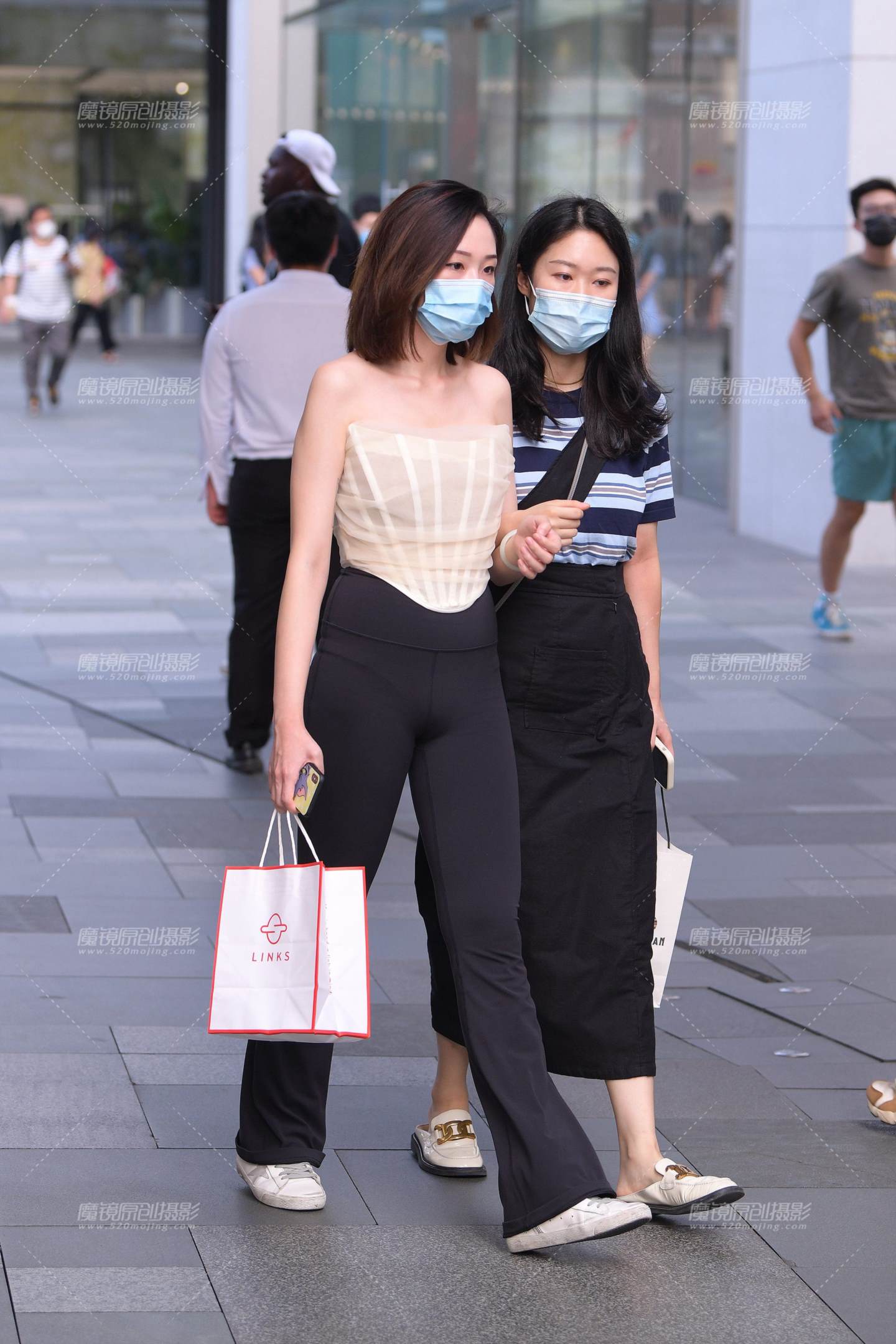 图片[4]-抹胸黑色紧身裤美女-街拍流行馆