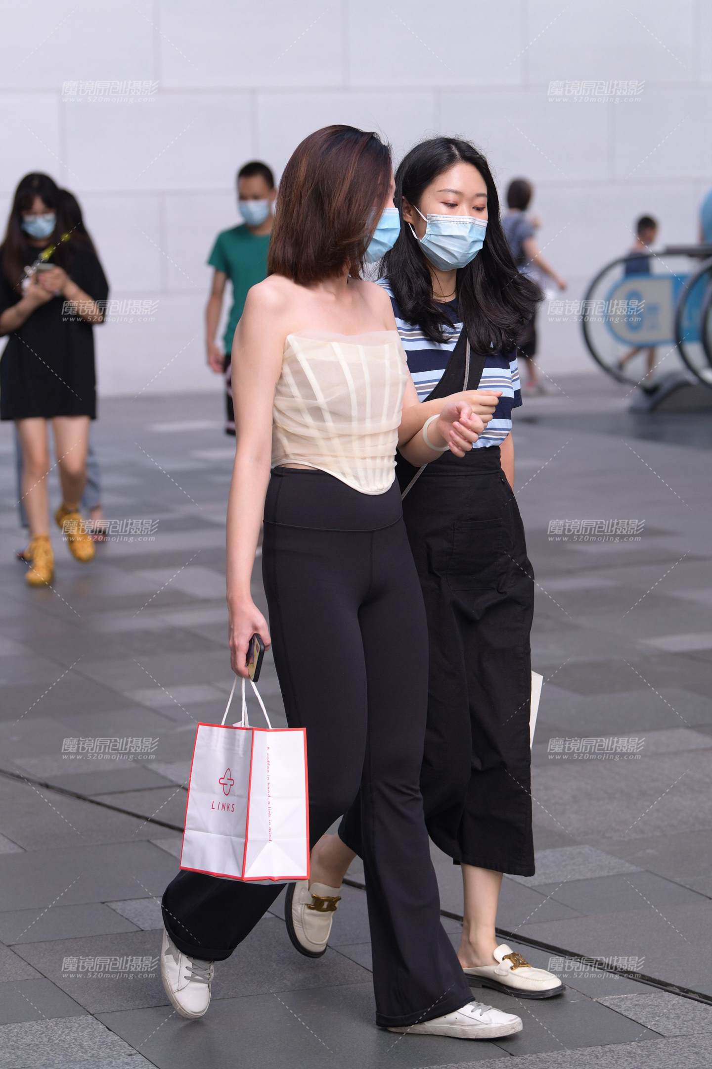 图片[5]-抹胸黑色紧身裤美女-街拍流行馆
